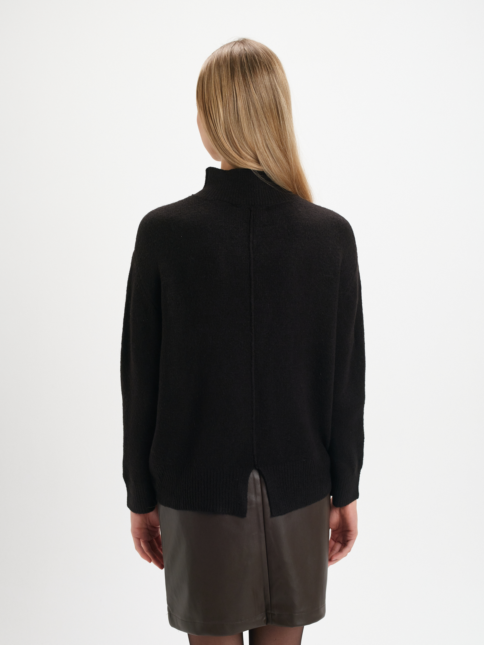 Czarny sweter z rozcięciem z tyłu 