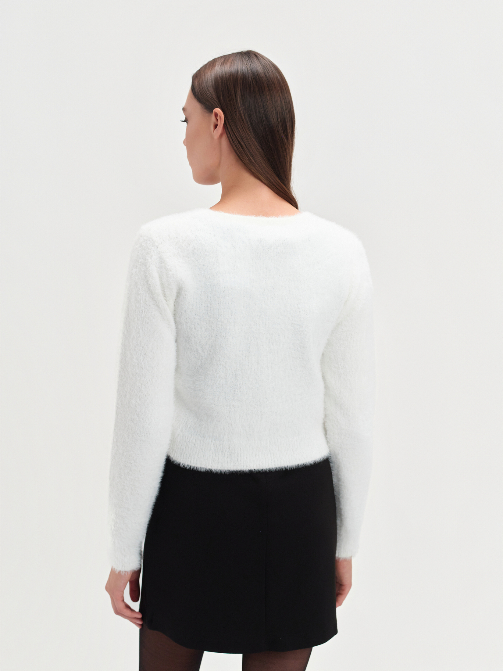 Biały kardigan z ozdobnymi guzikami 