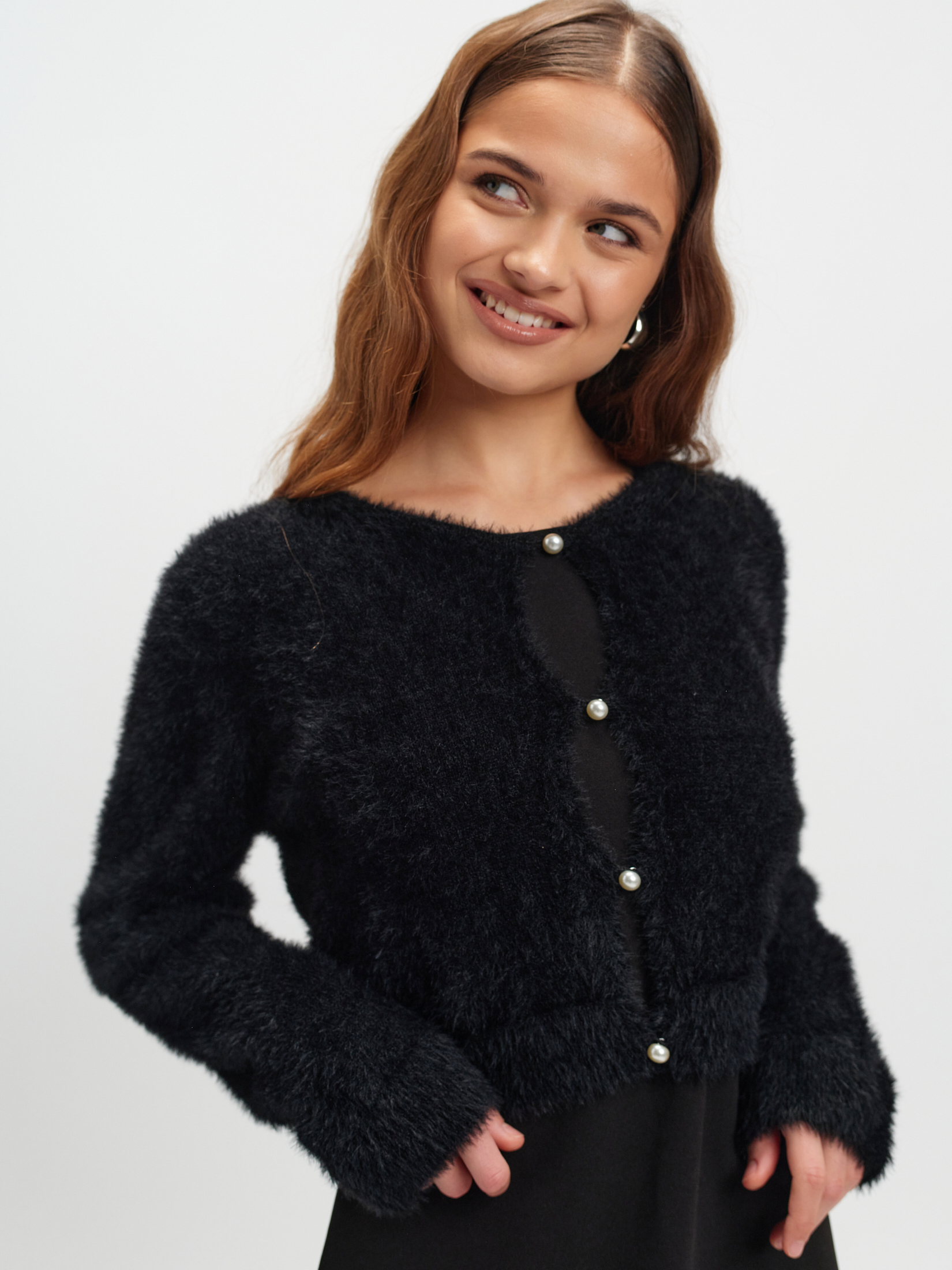 Czarny kardigan z ozdobnymi guzikami