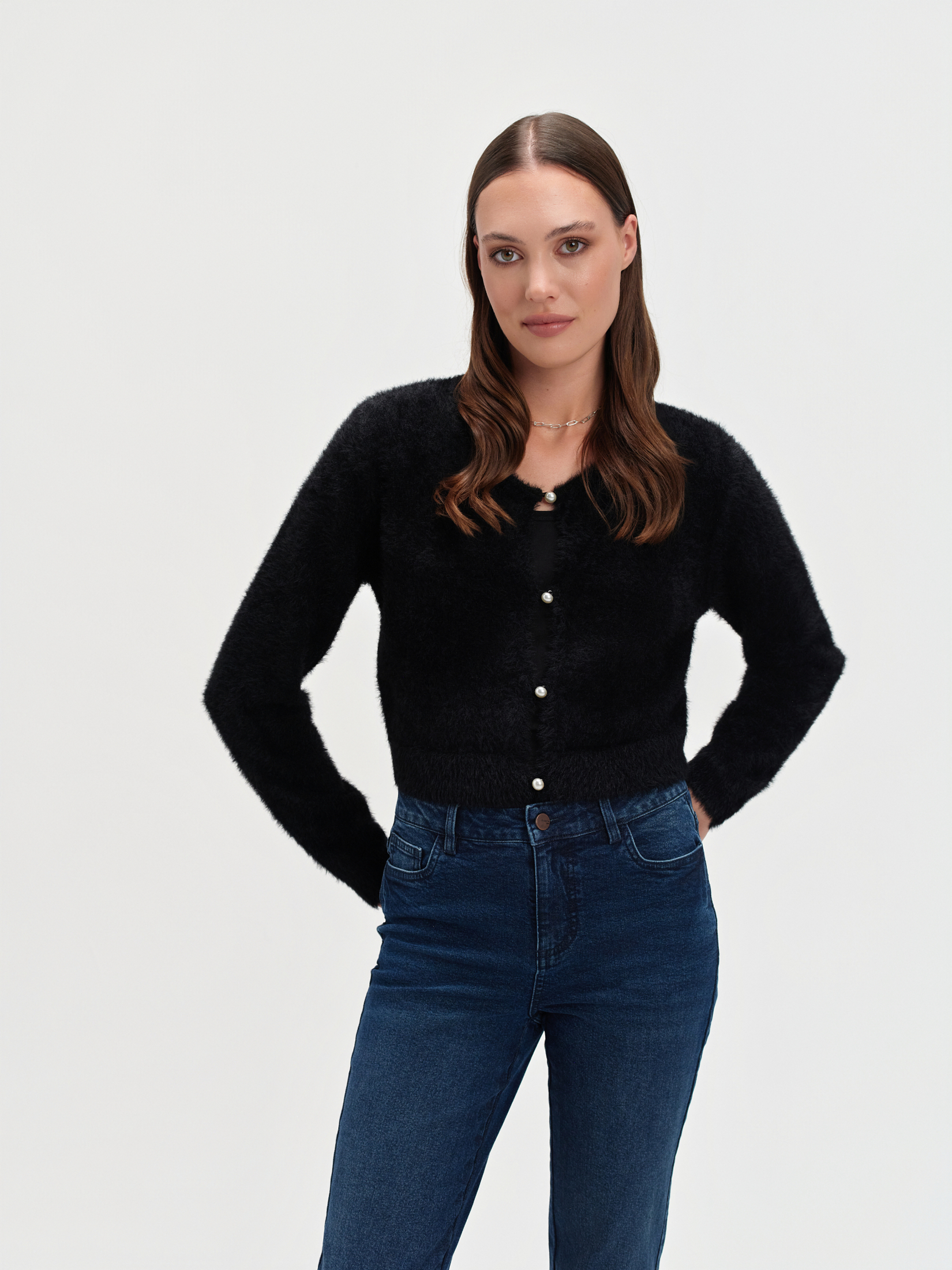 Czarny kardigan z ozdobnymi guzikami