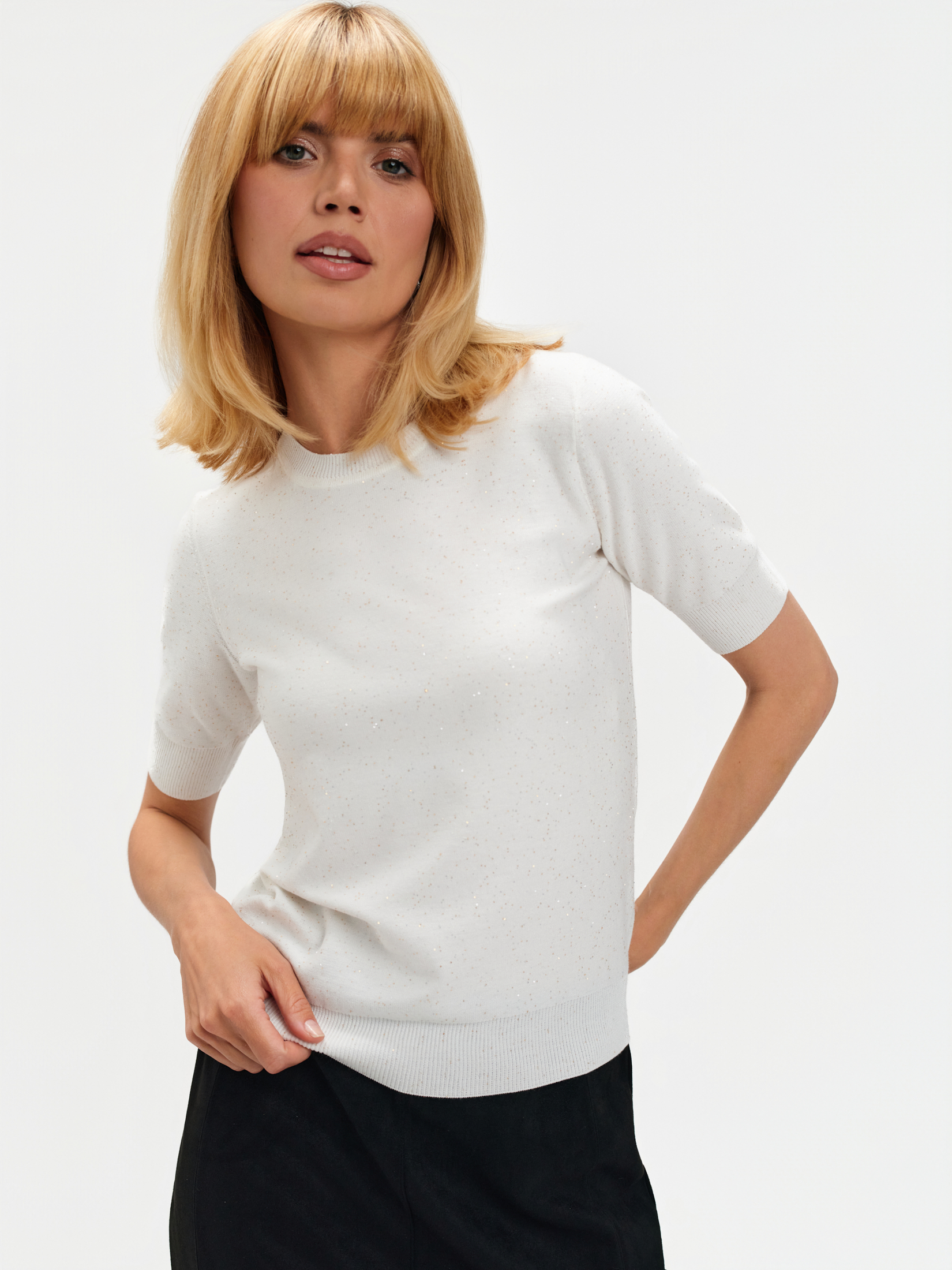 Biały sweter z błyszczącą nitką 