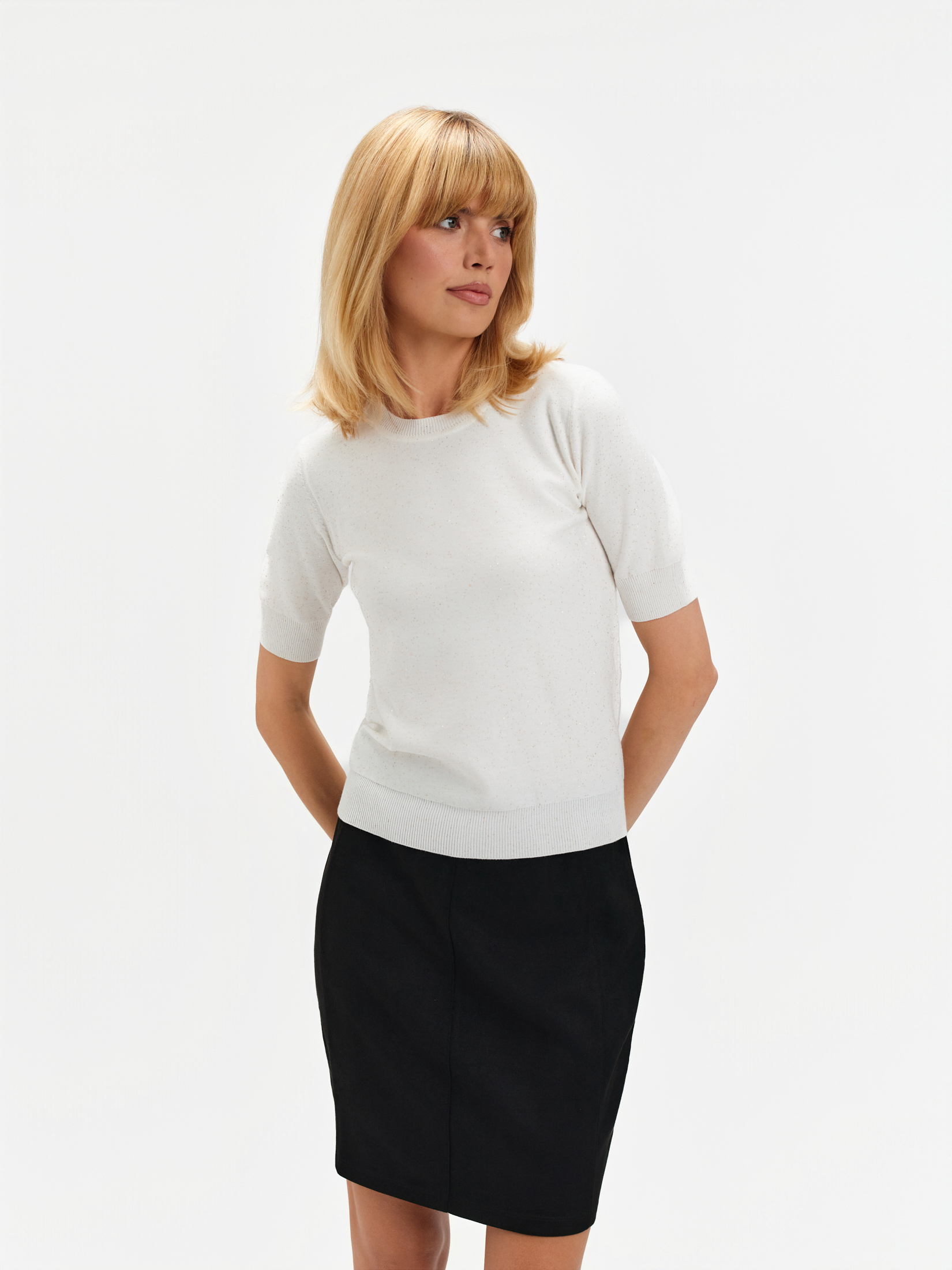 Biały sweter z błyszczącą nitką 