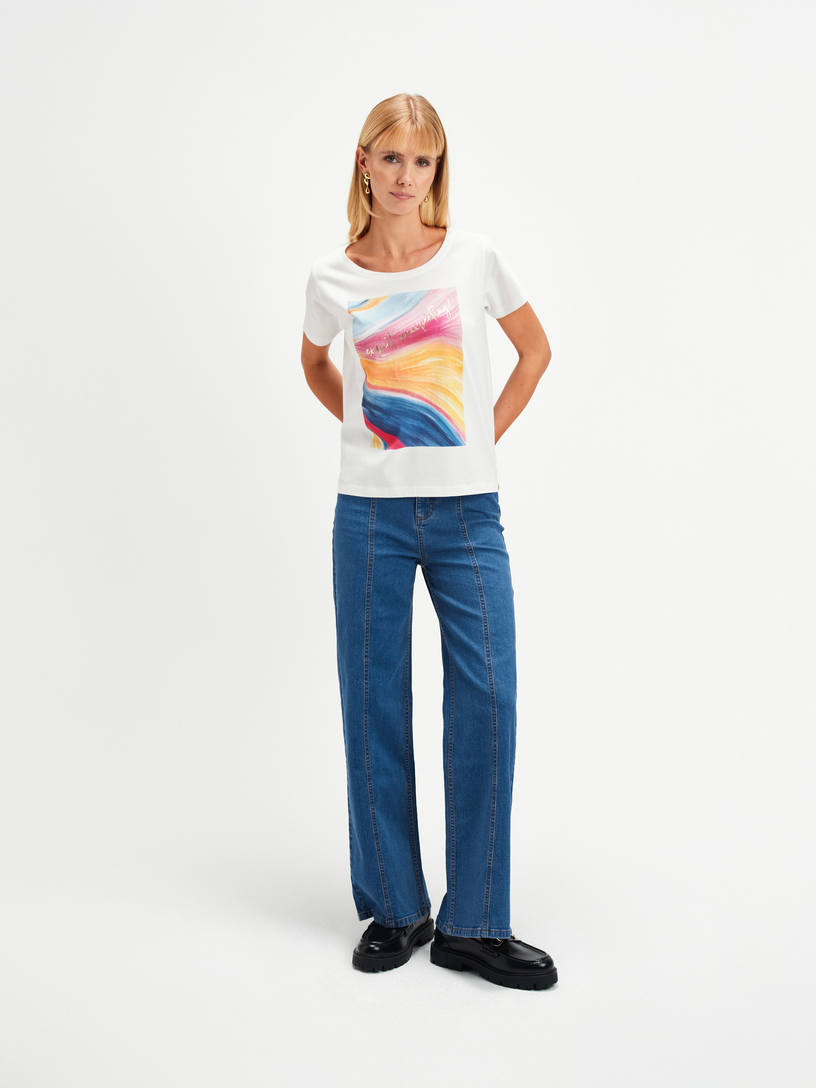 T-shirt z artystycznym nadrukiem 