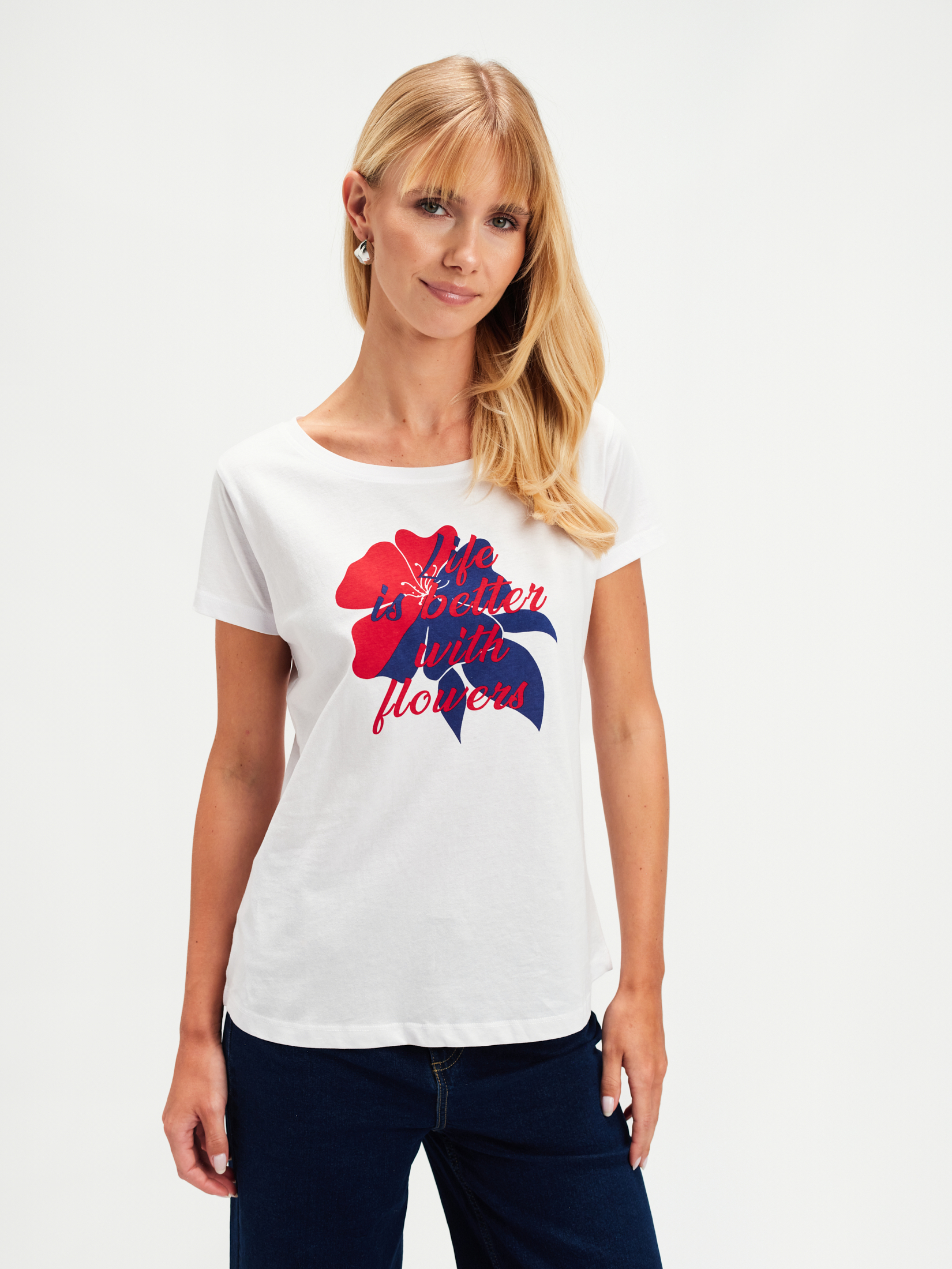 T-shirt z kolorową grafiką na środku 