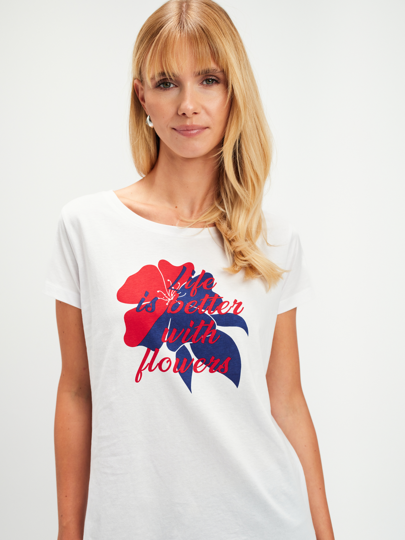 T-shirt z kolorową grafiką na środku 