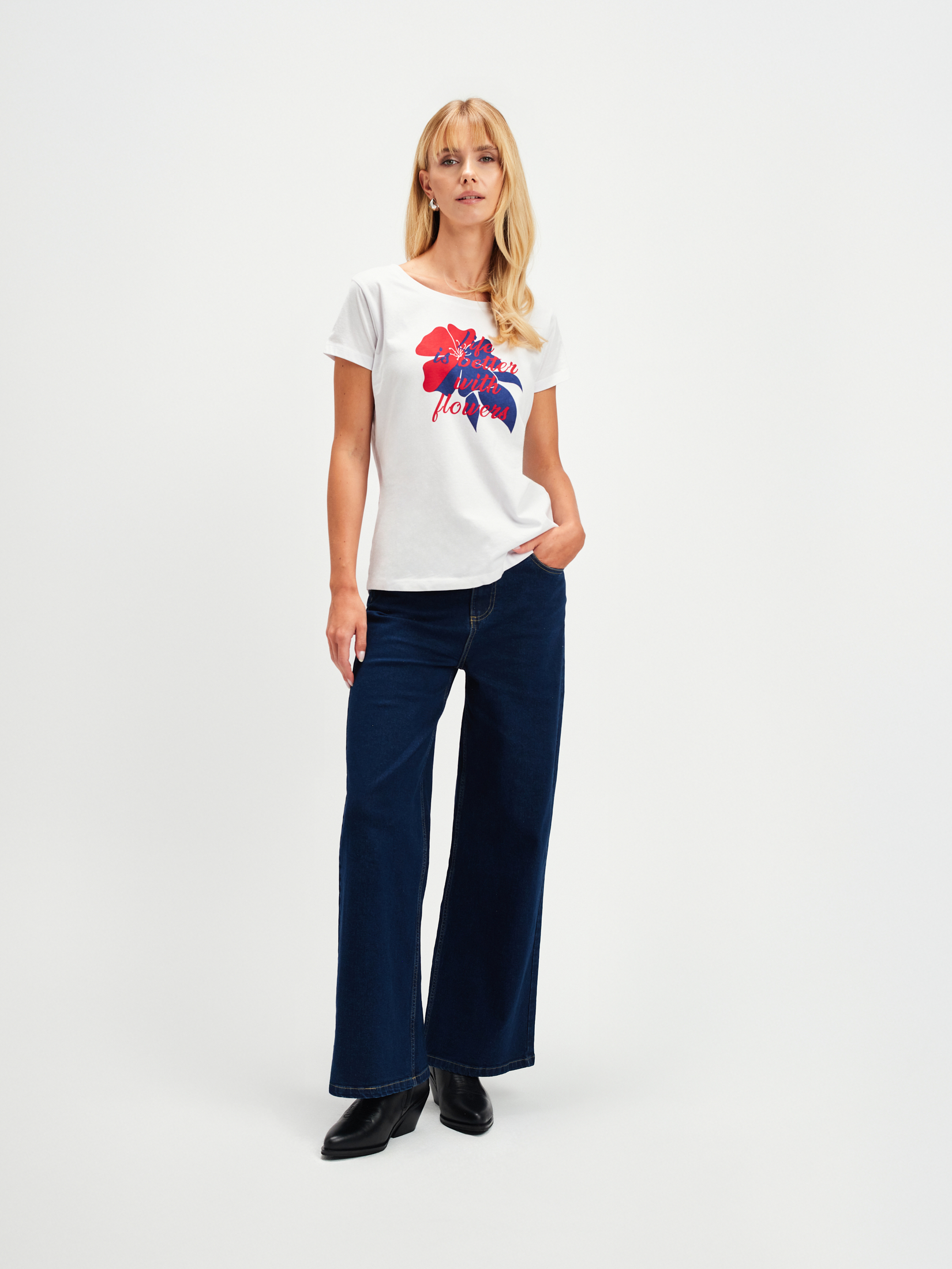 T-shirt z kolorową grafiką na środku 