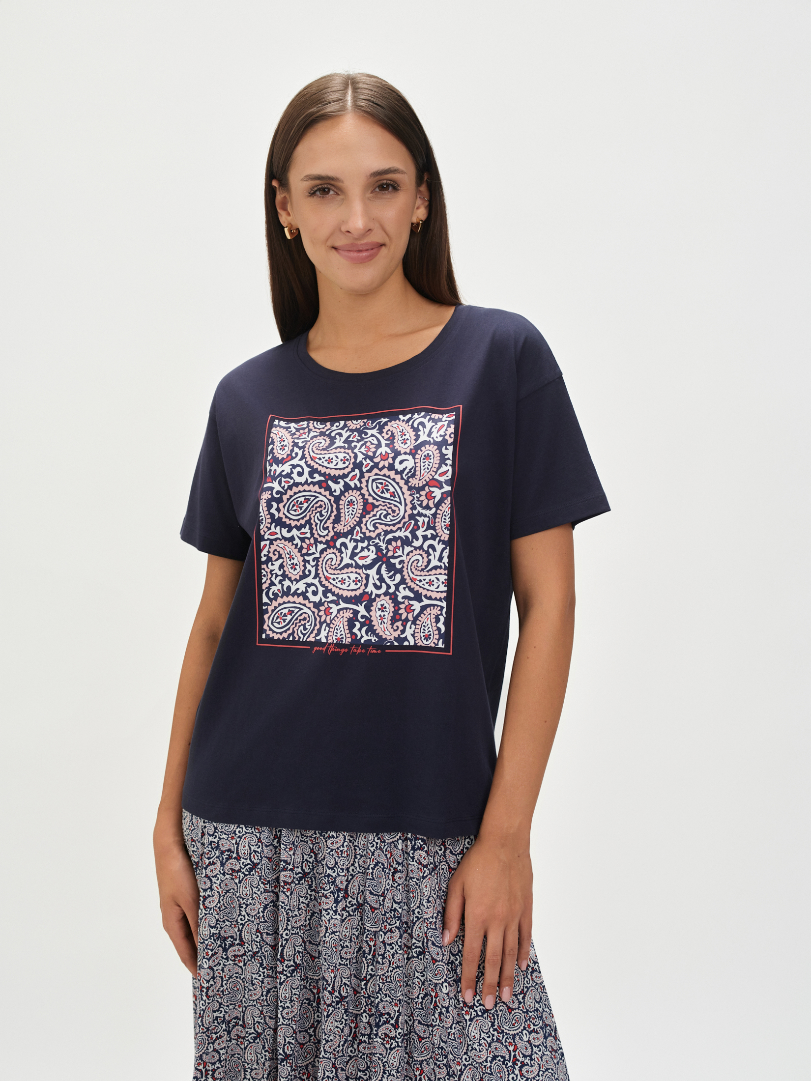 Granatowy t-shirt z etnicznym wzorem 