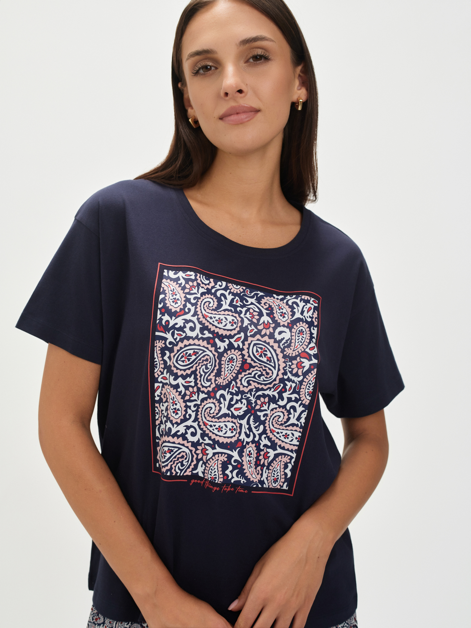 Granatowy t-shirt z etnicznym wzorem 
