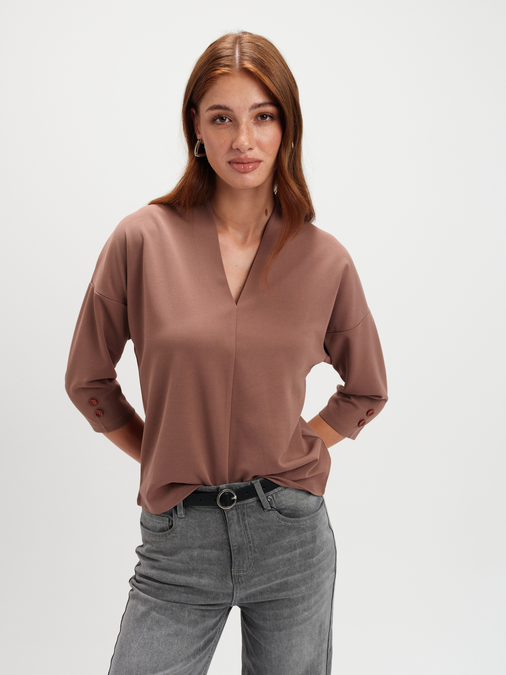 Beżowy top z dekoltem v-neck 