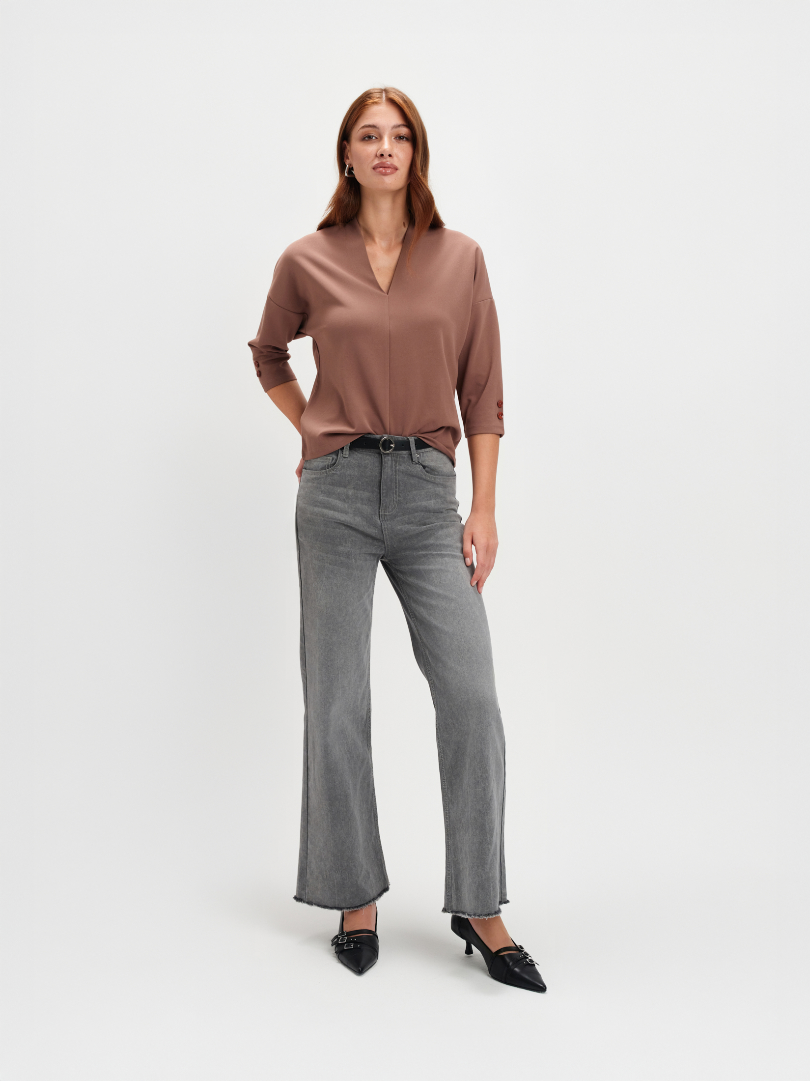 Beżowy top z dekoltem v-neck 
