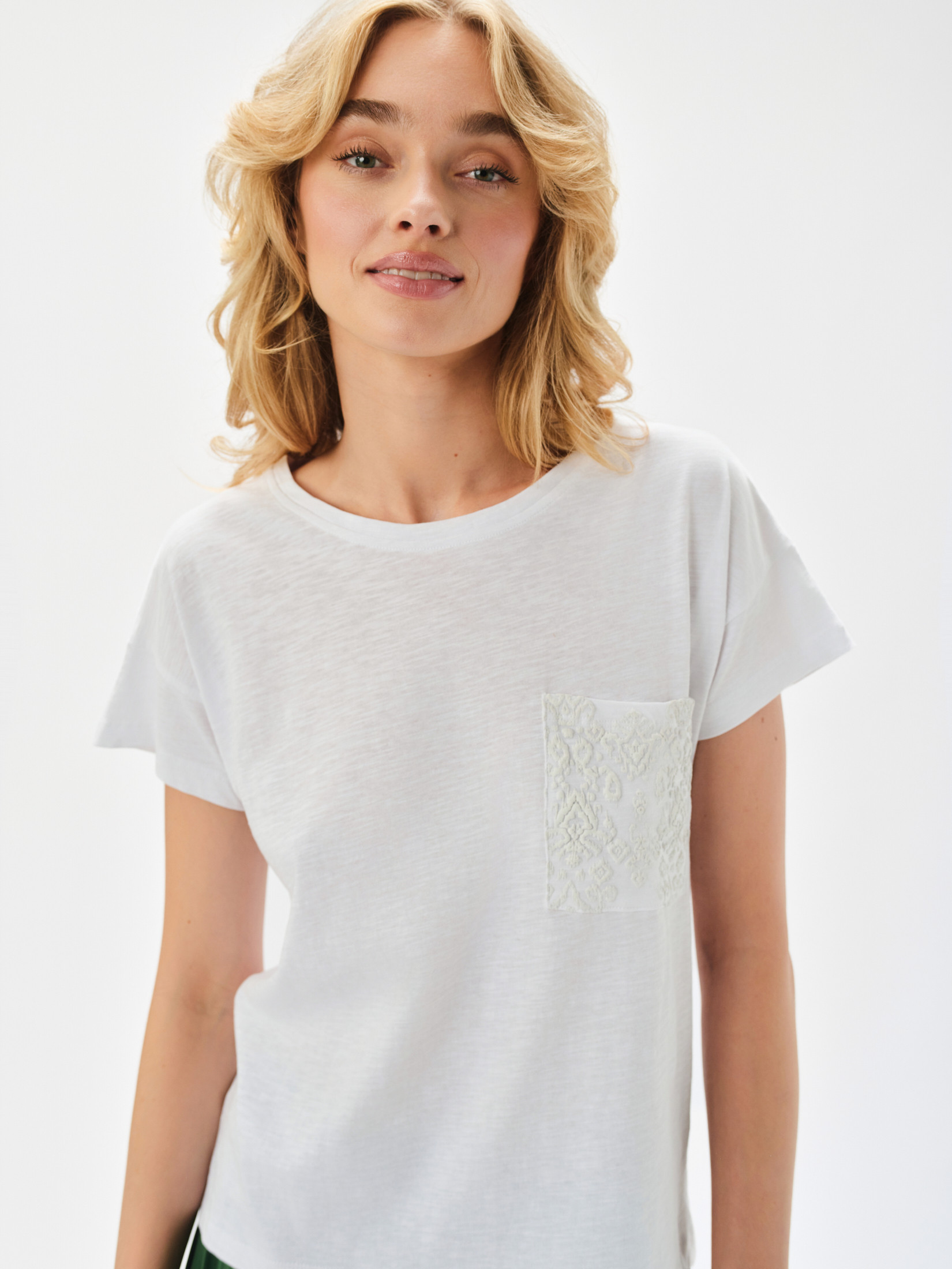 Biały t-shirt z kieszonką 