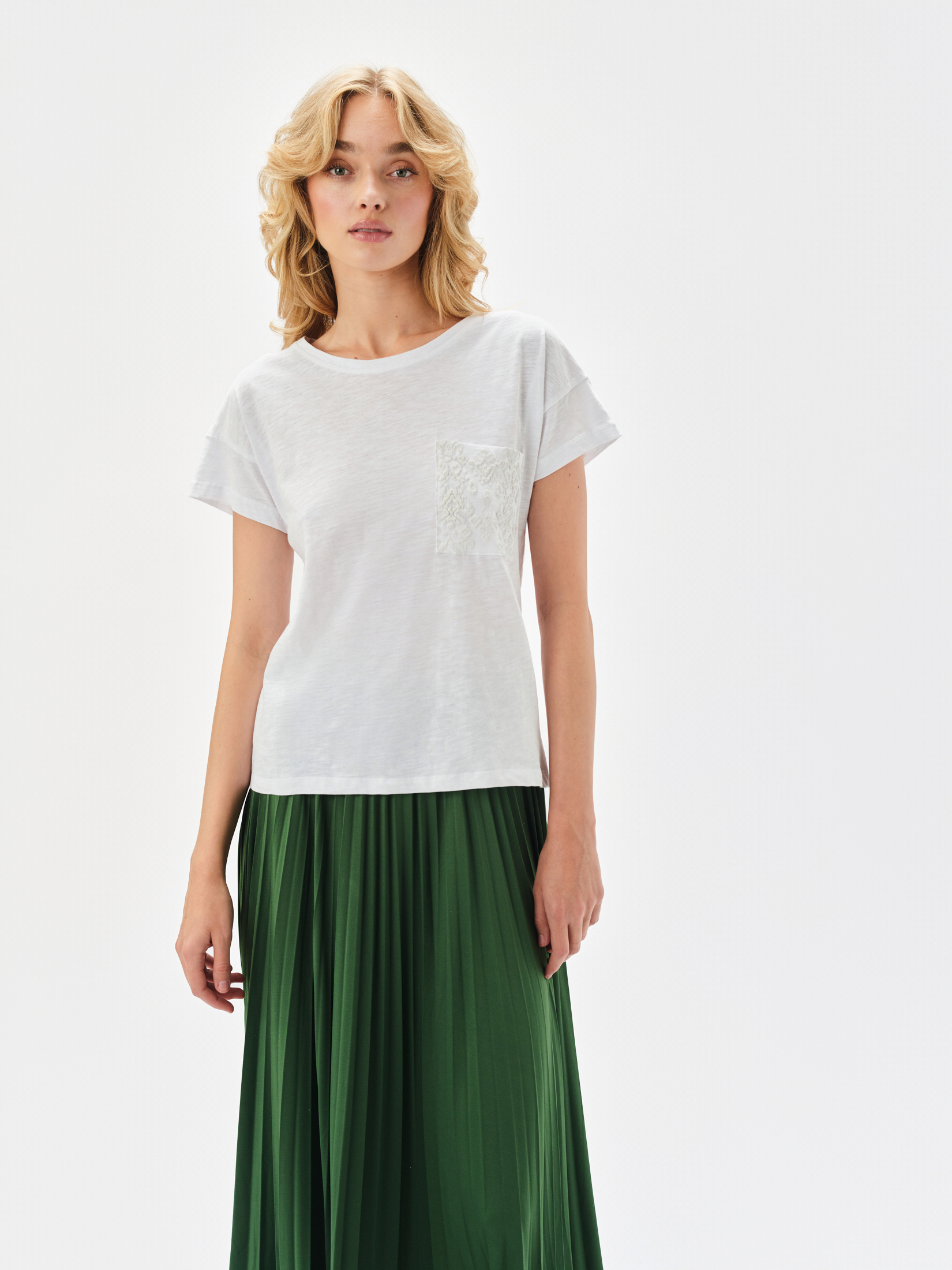 Biały t-shirt z kieszonką 