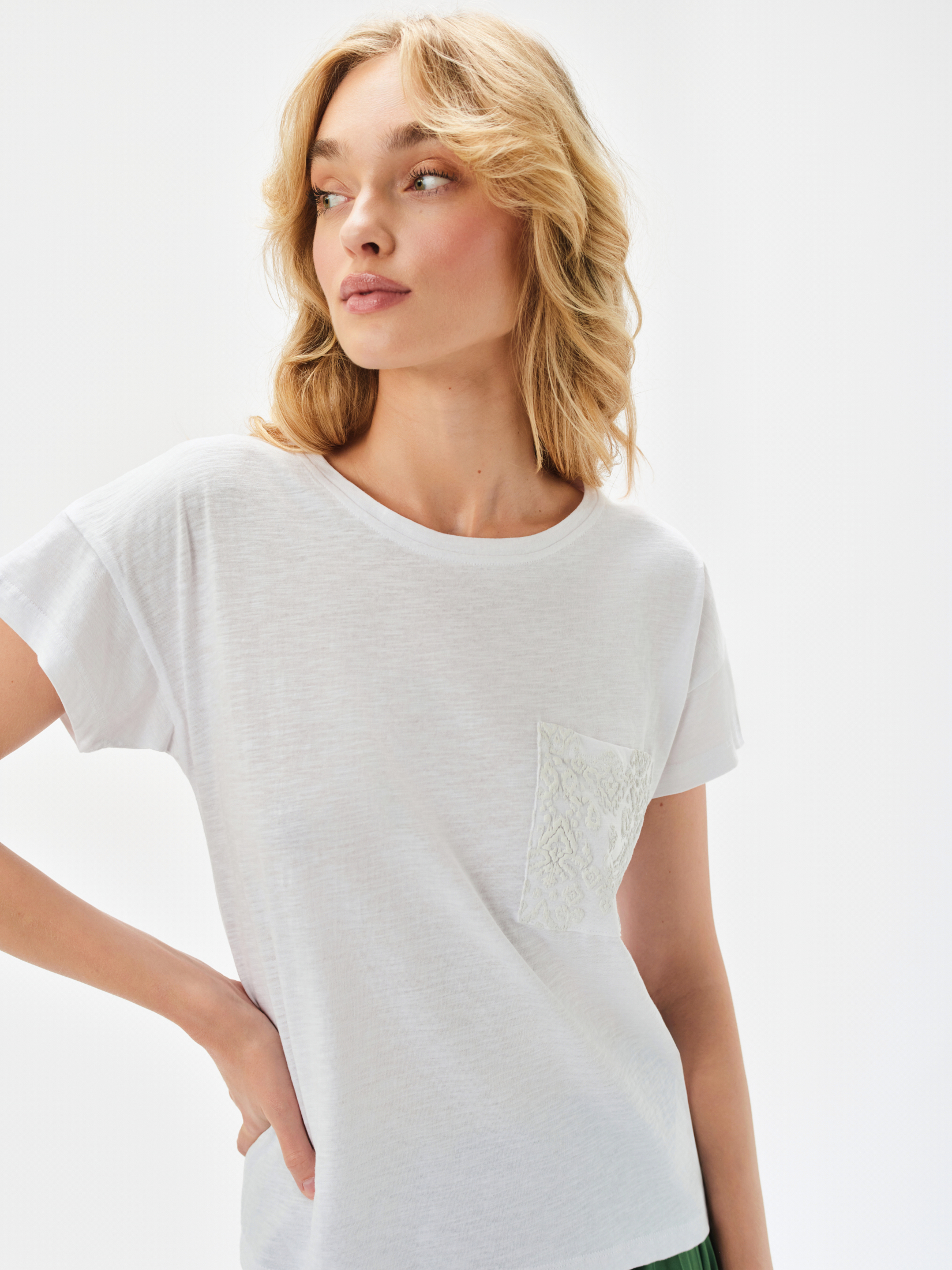 Biały t-shirt z kieszonką 