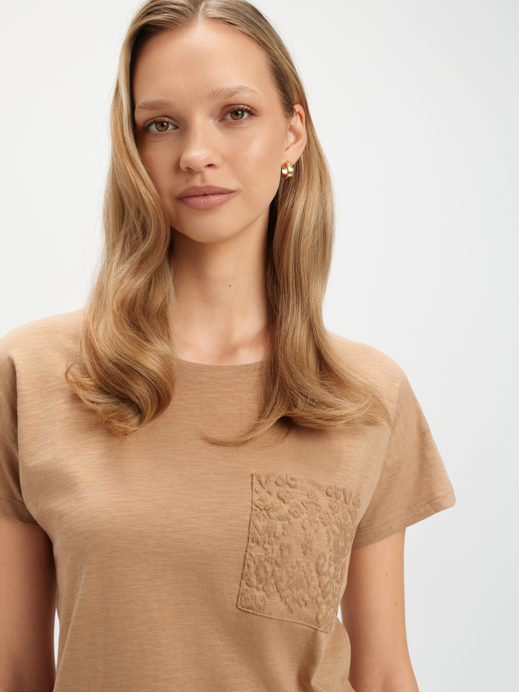Beżowy t-shirt z kieszonką 