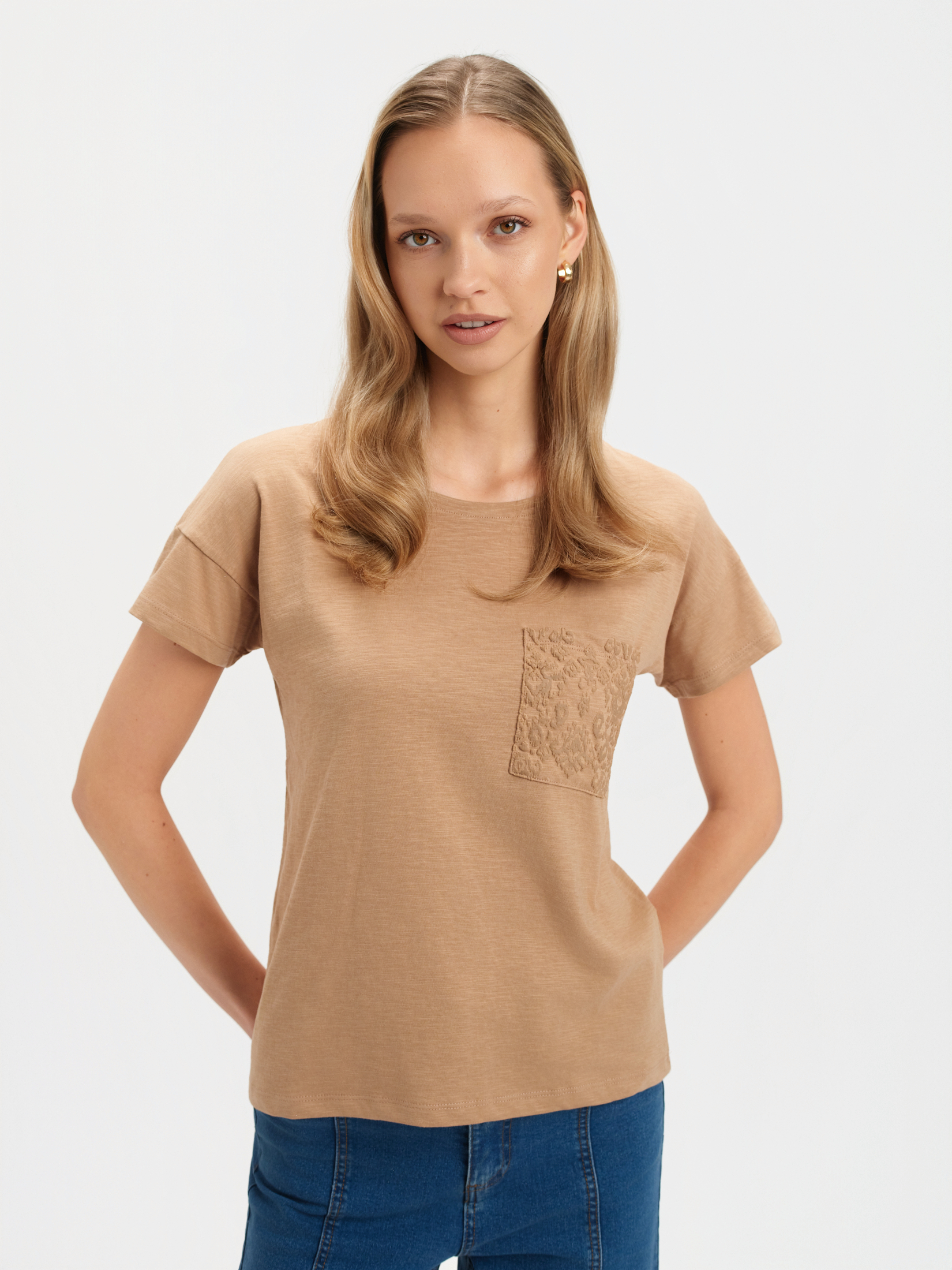 Beżowy t-shirt z kieszonką 