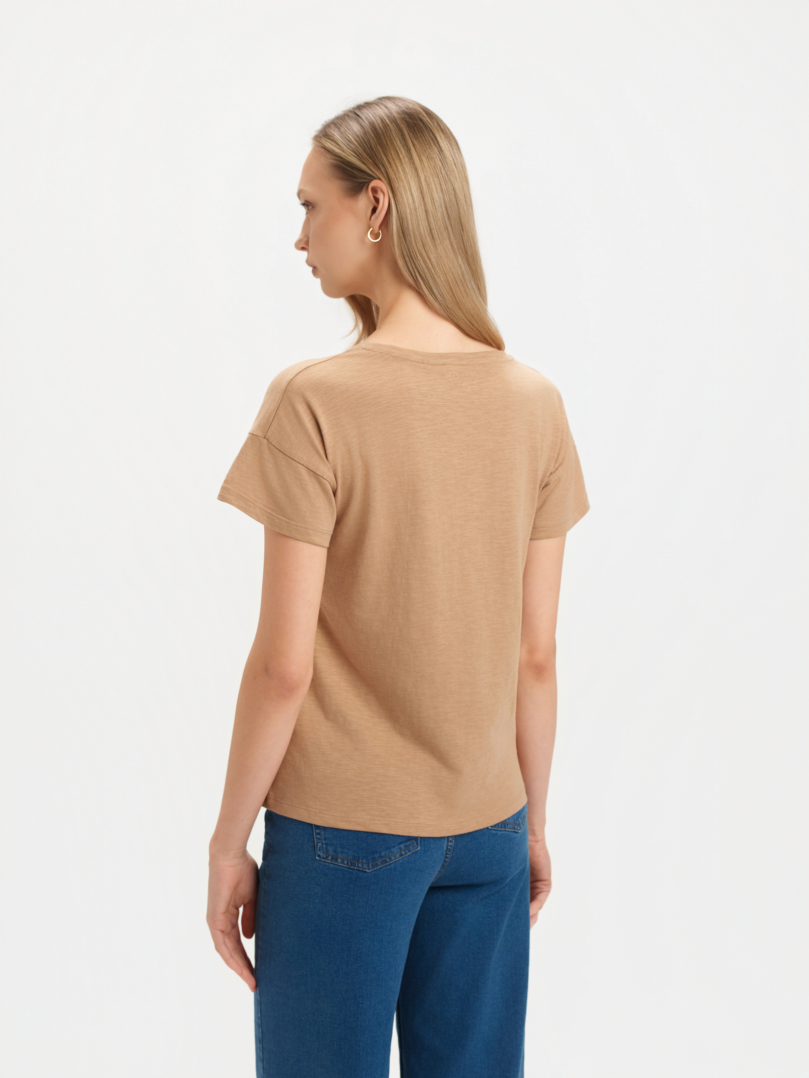 Beżowy t-shirt z kieszonką 