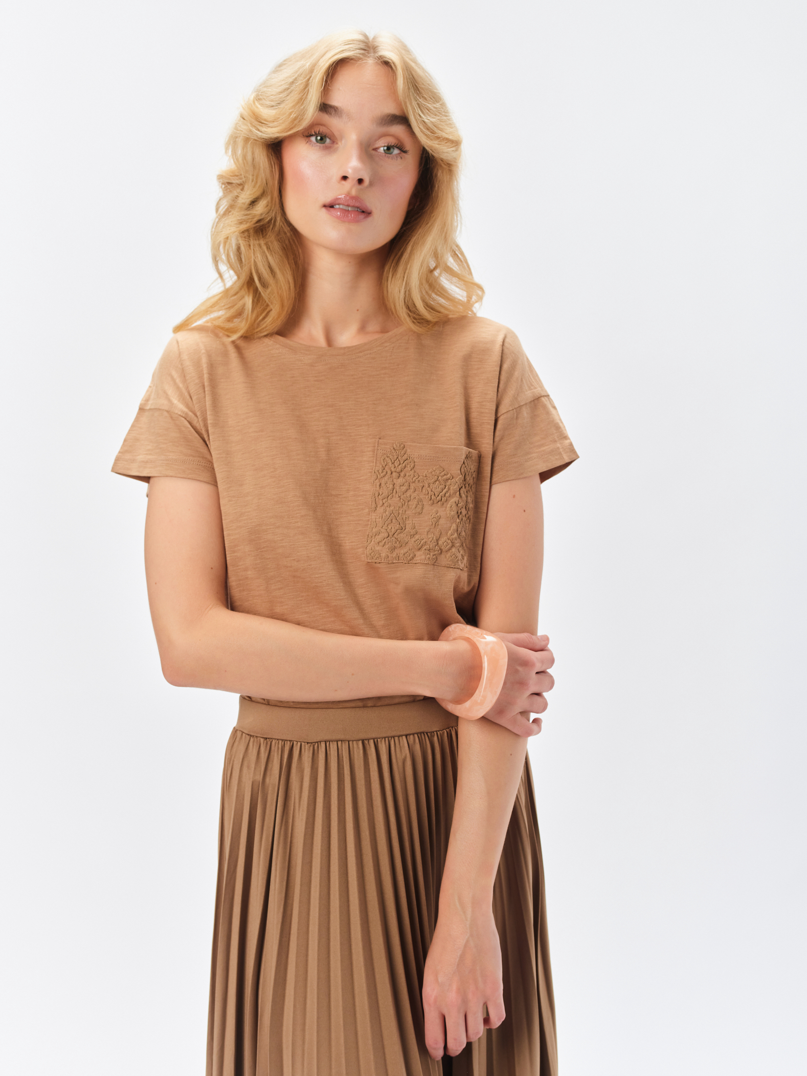Beżowy t-shirt z kieszonką 