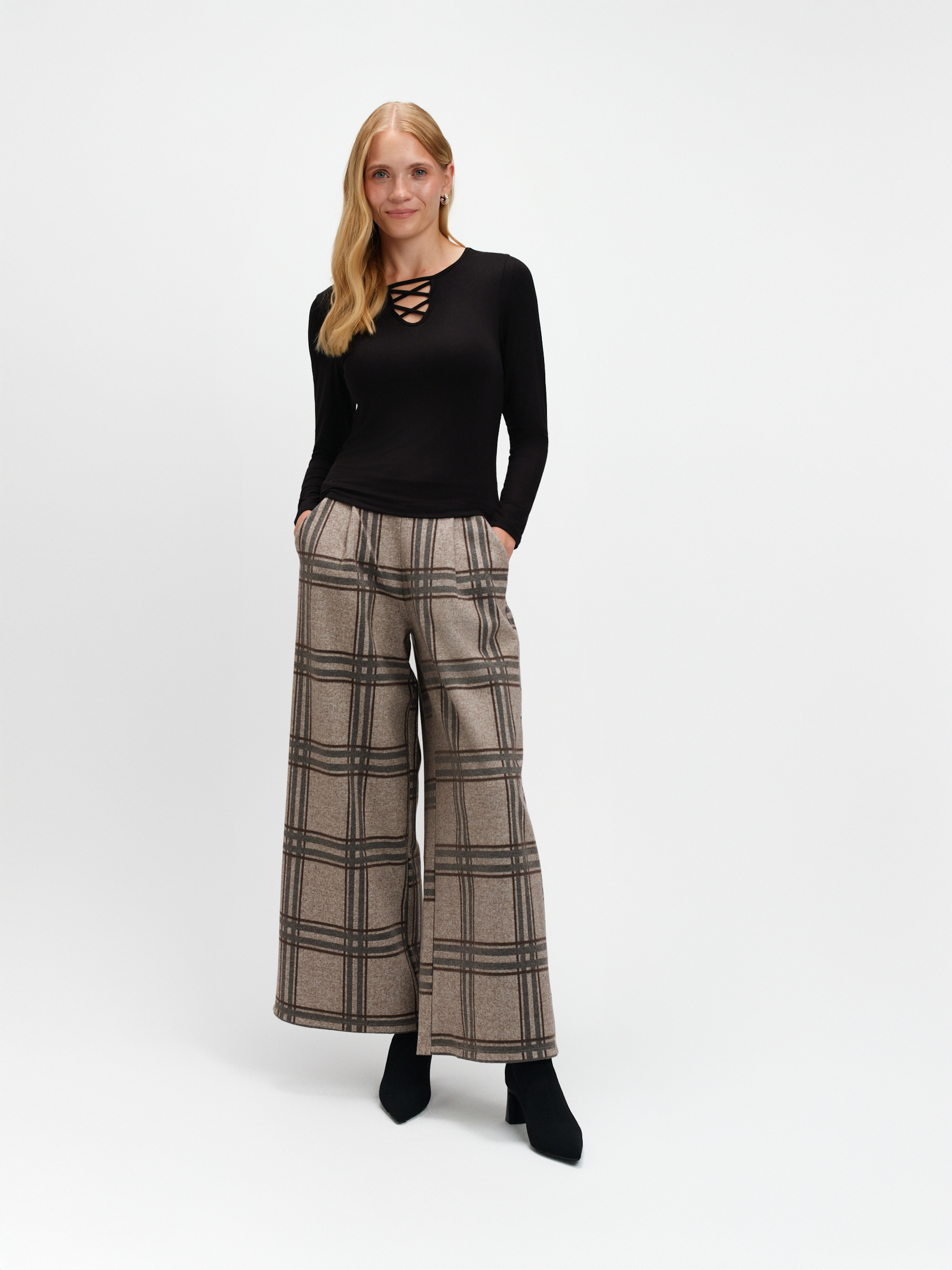 Czarna bluzka z wiązaniem przy dekolcie 