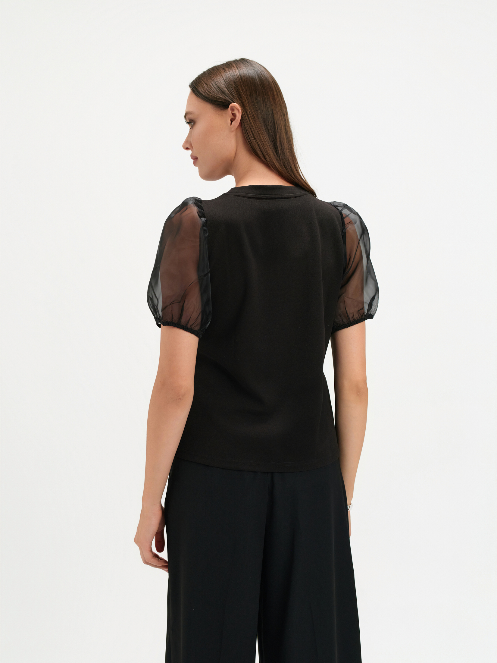 Czarny top z bufiastym rękawem 