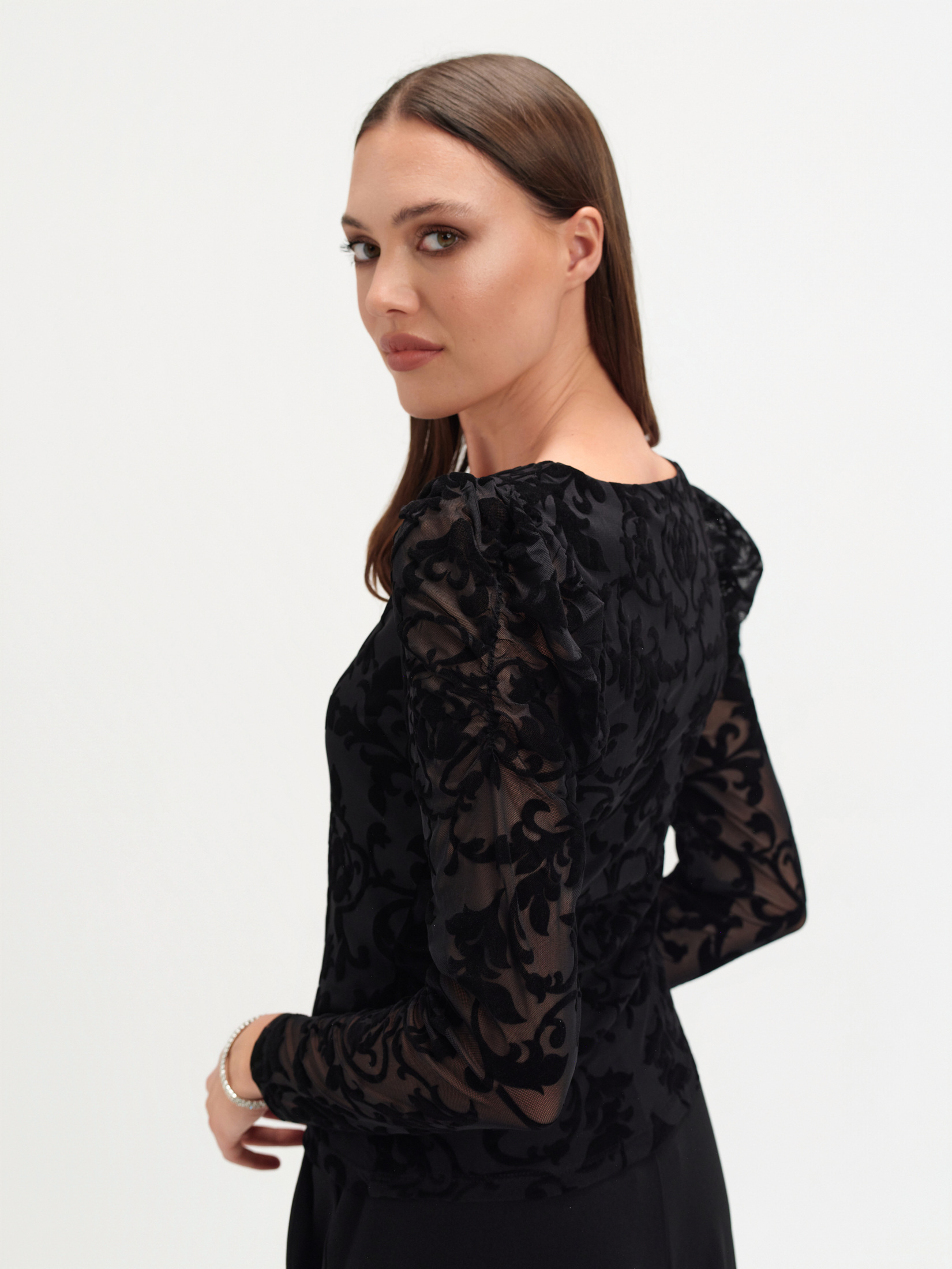 Koronkowy top z długim rękawem 
