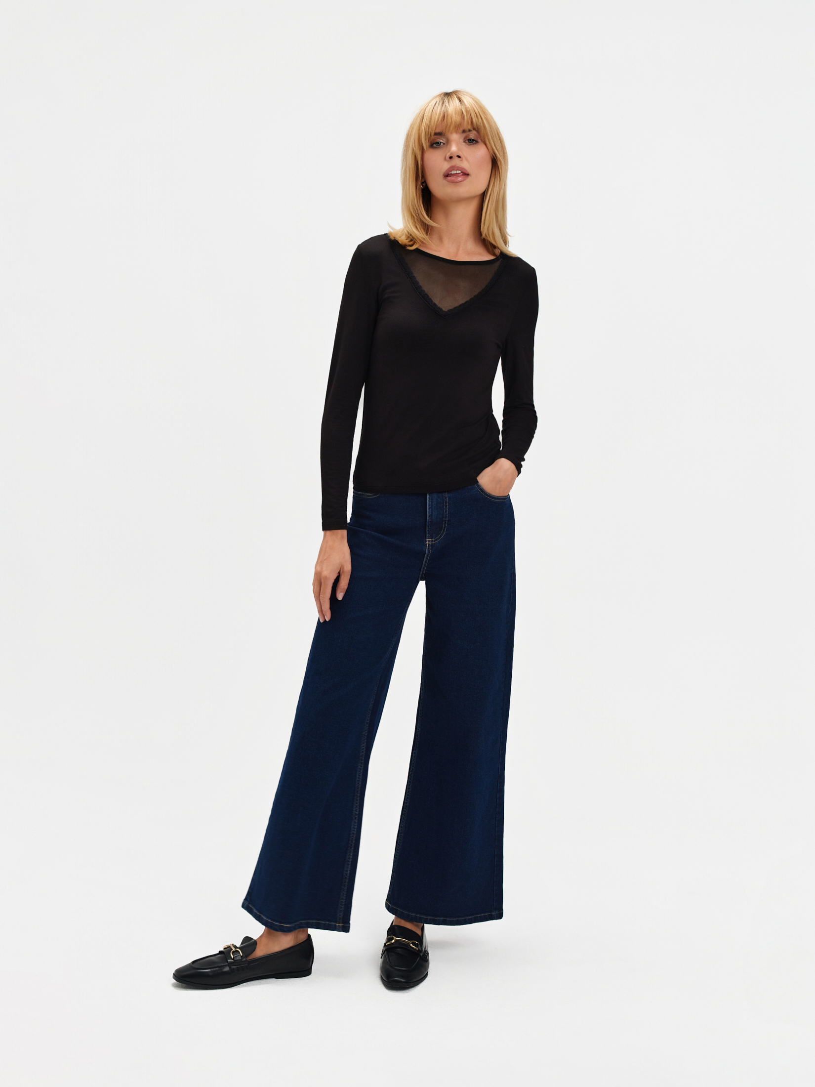 Top z łączonych materiałów przy dekolcie 