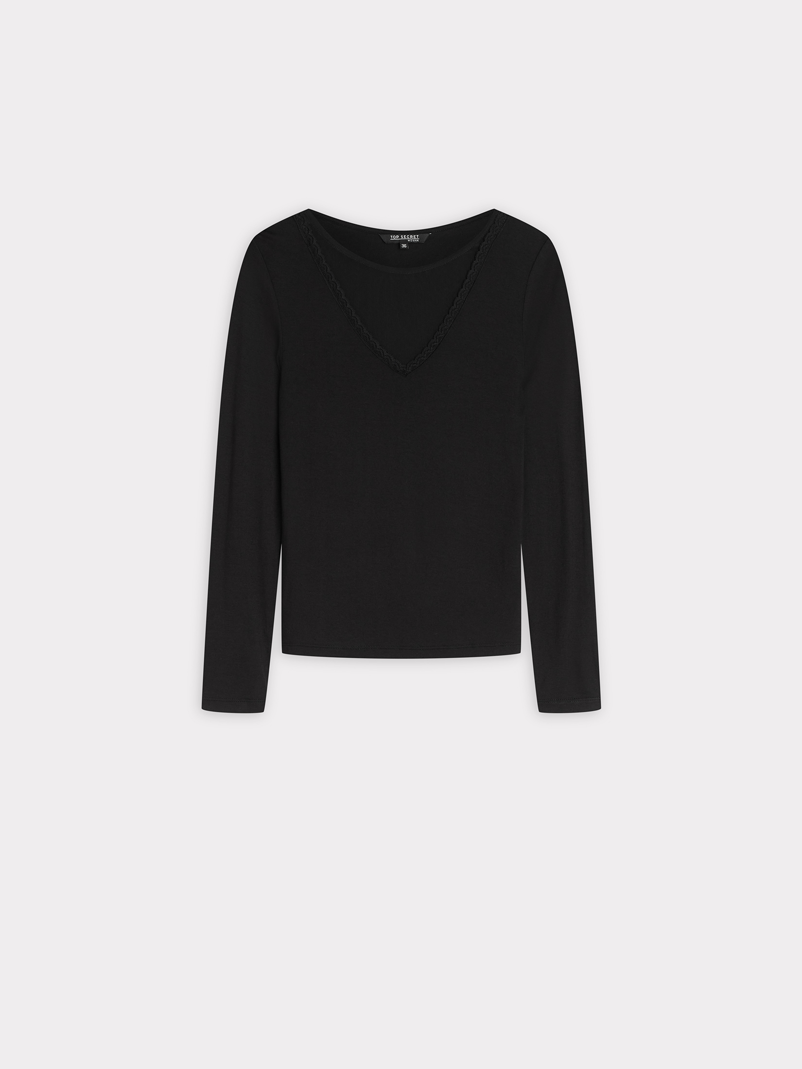 Top z łączonych materiałów przy dekolcie 