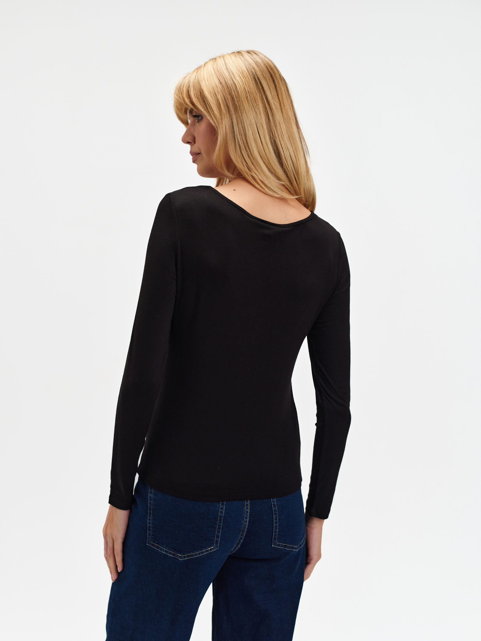 Top z łączonych materiałów przy dekolcie 