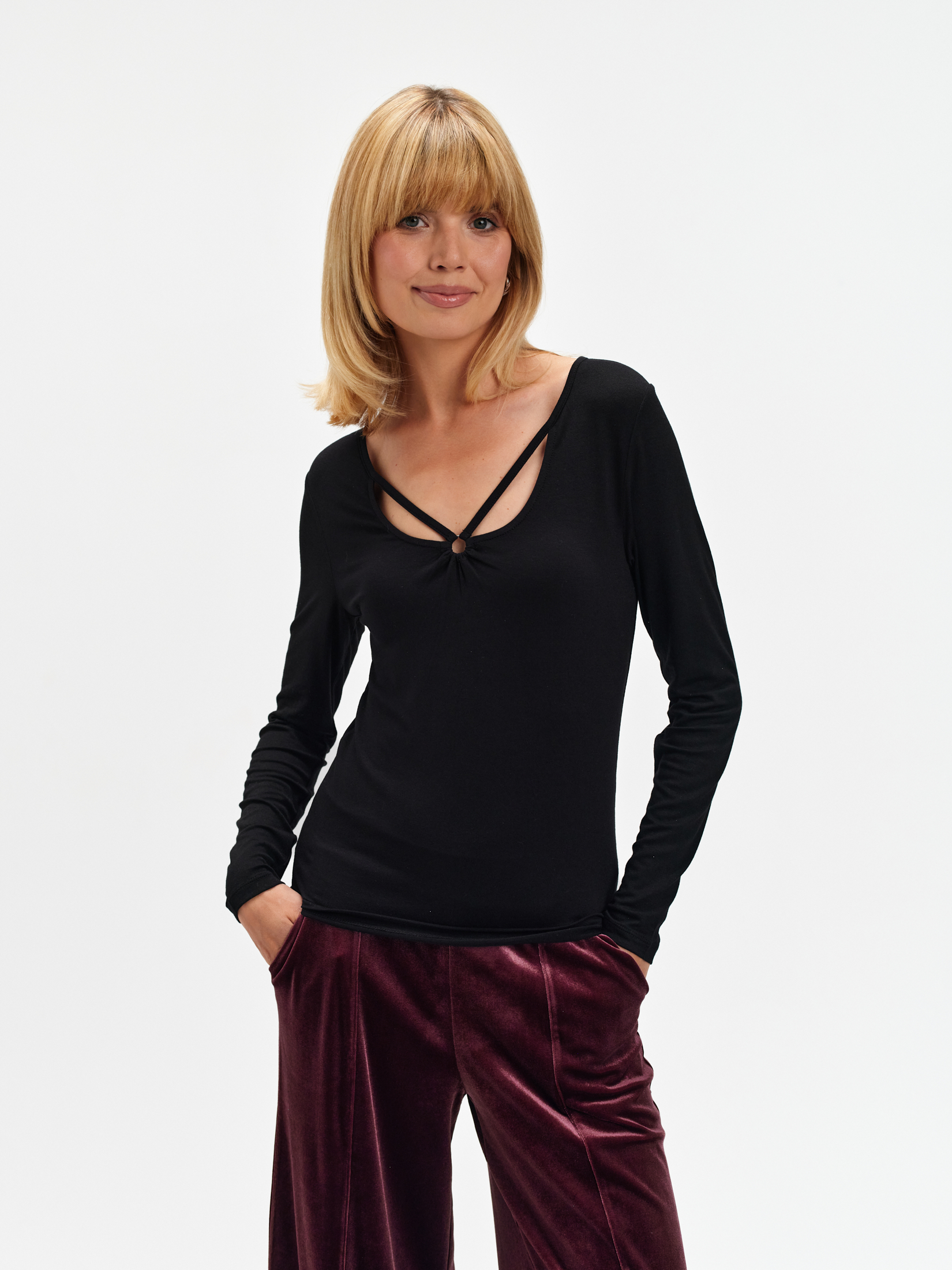 Czarny top z efektownym dekoltem 