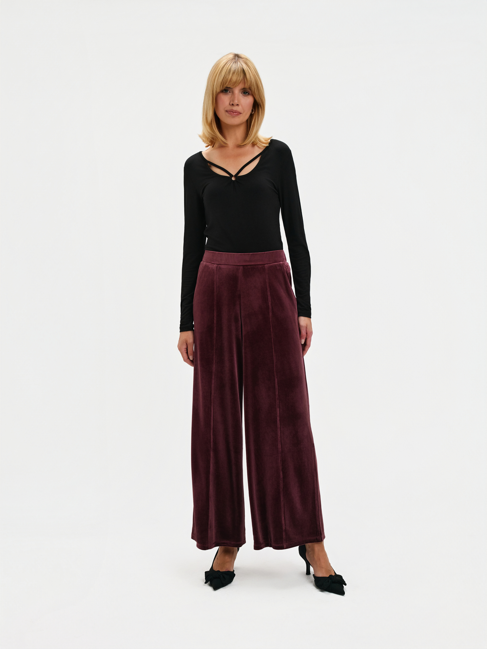 Czarny top z efektownym dekoltem 