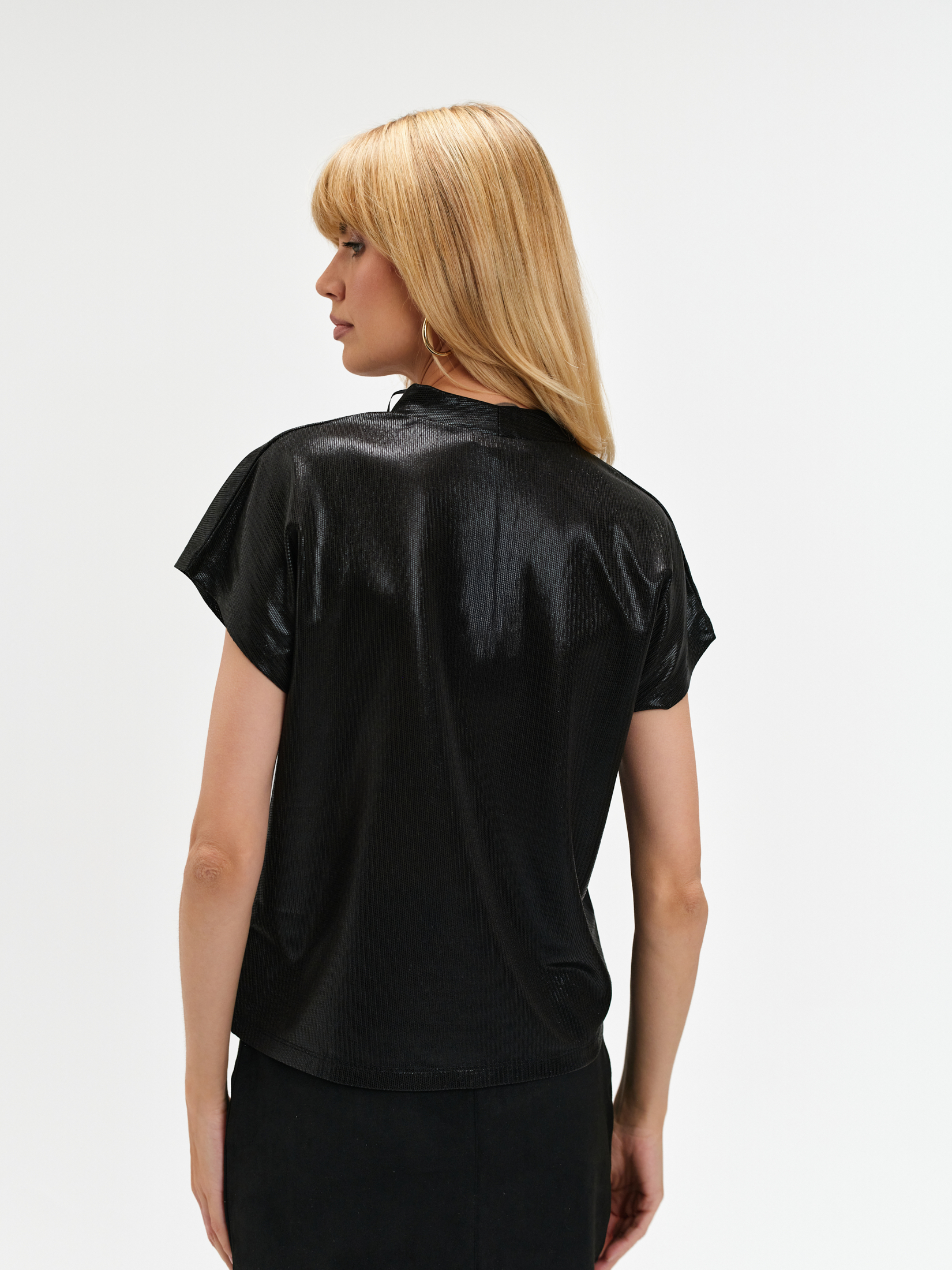 Błyszczący czarny top 