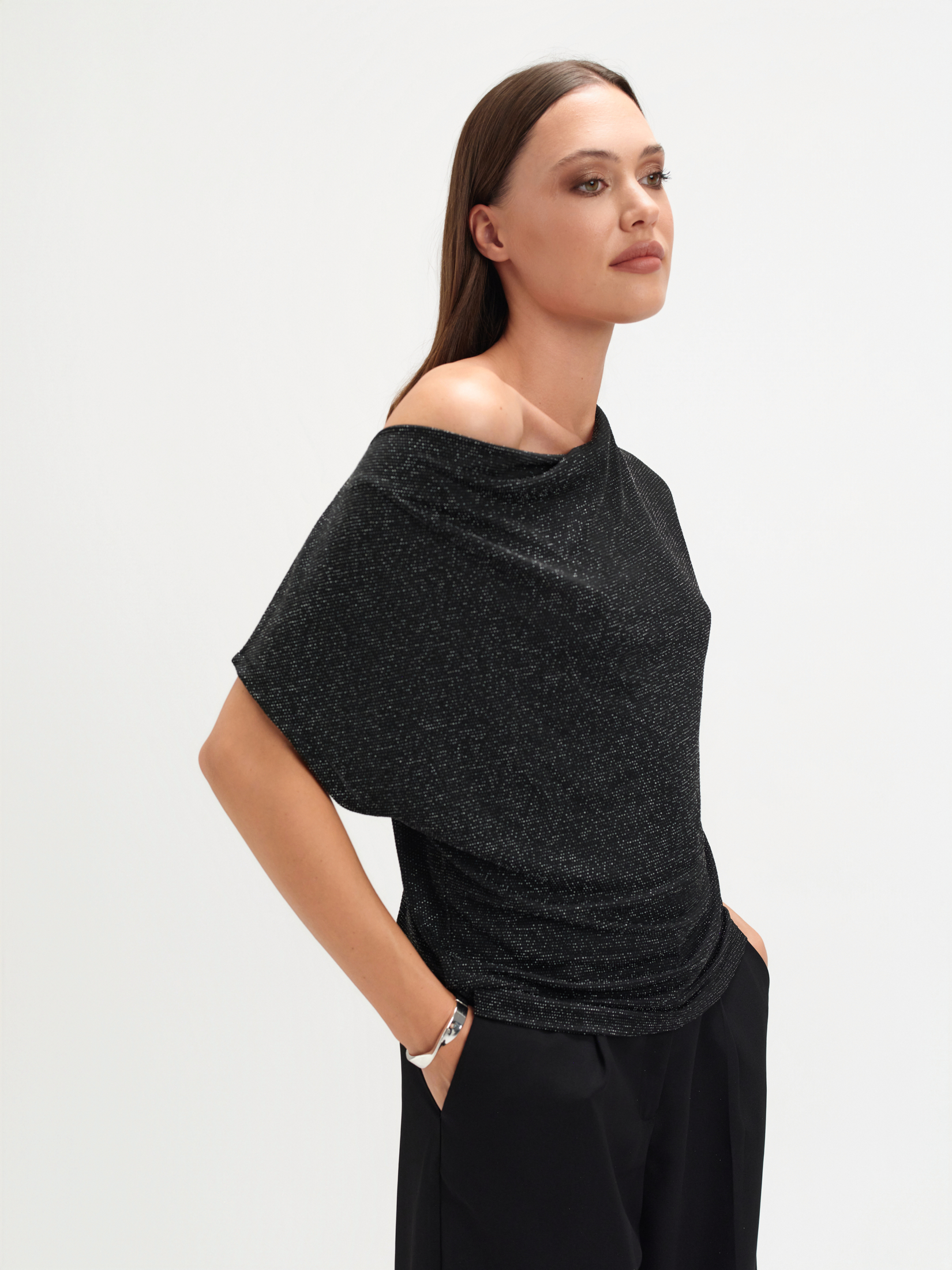 Czarny top z marszczonym dekoltem 