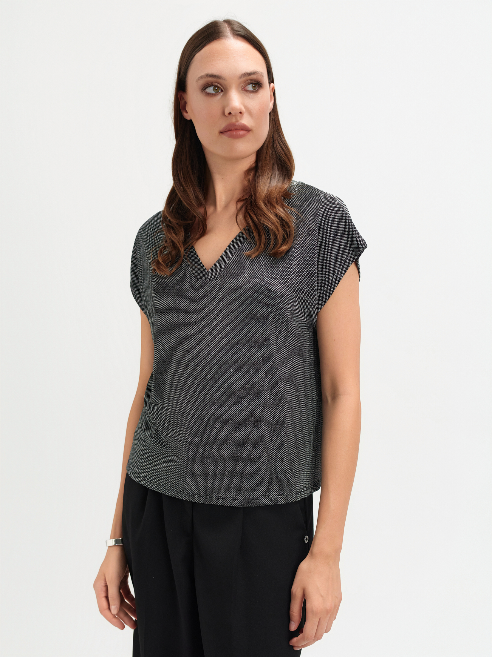 Czarny luźny top z błyszczącą nicią 