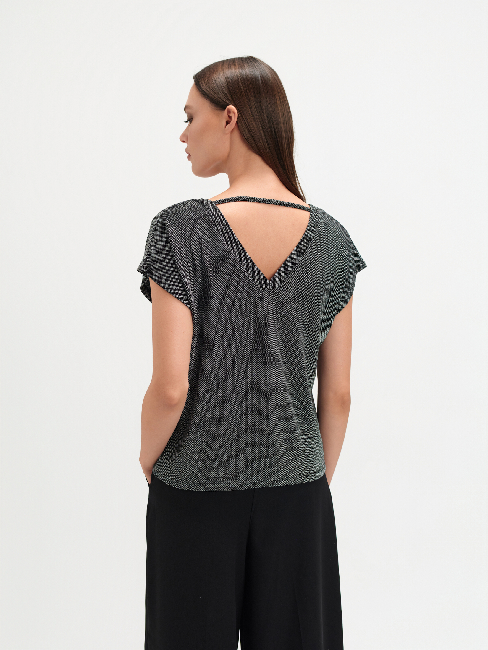 Czarny luźny top z błyszczącą nicią 