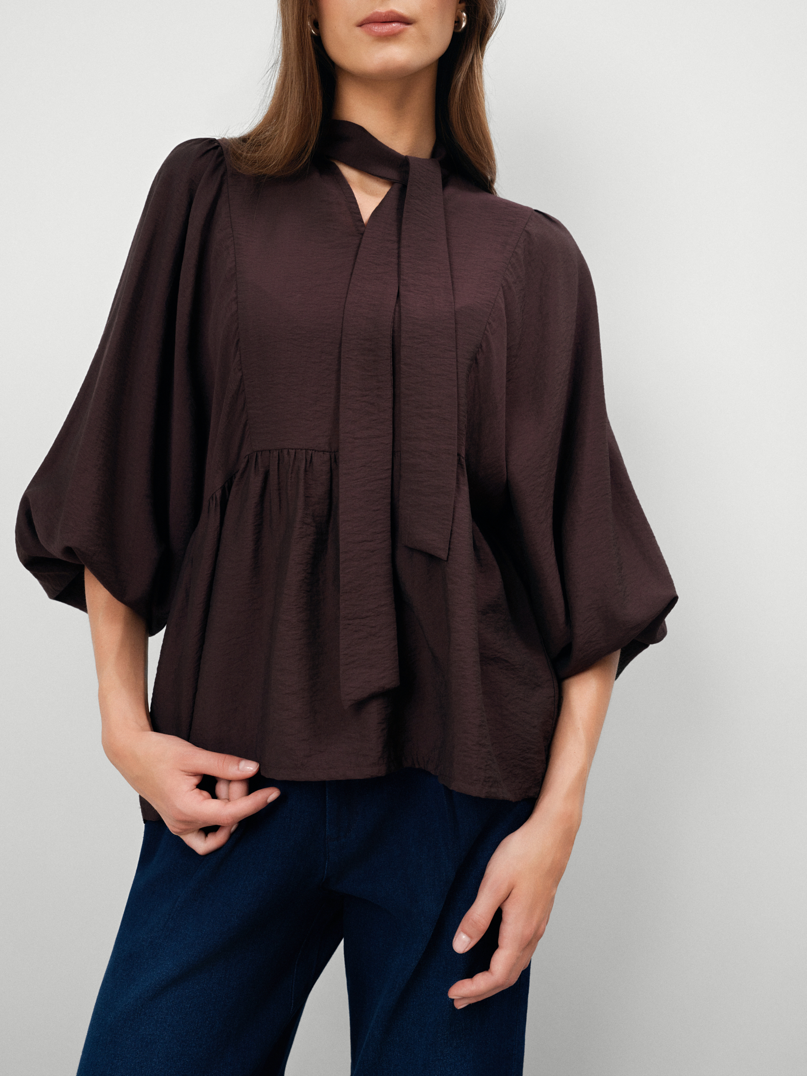 Ciemnobrązowa bluzka z efektownym szalem 