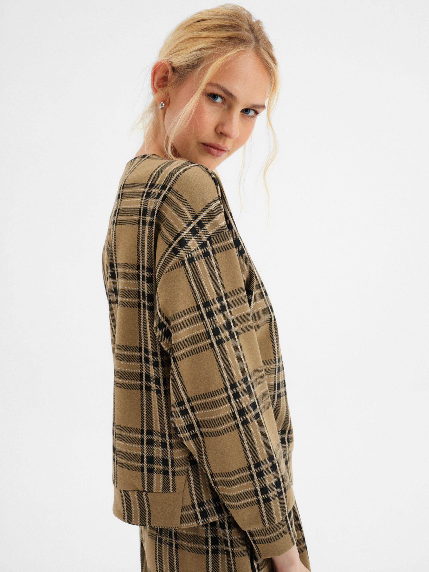 Luźna bluza z nadrukiem w kratę 