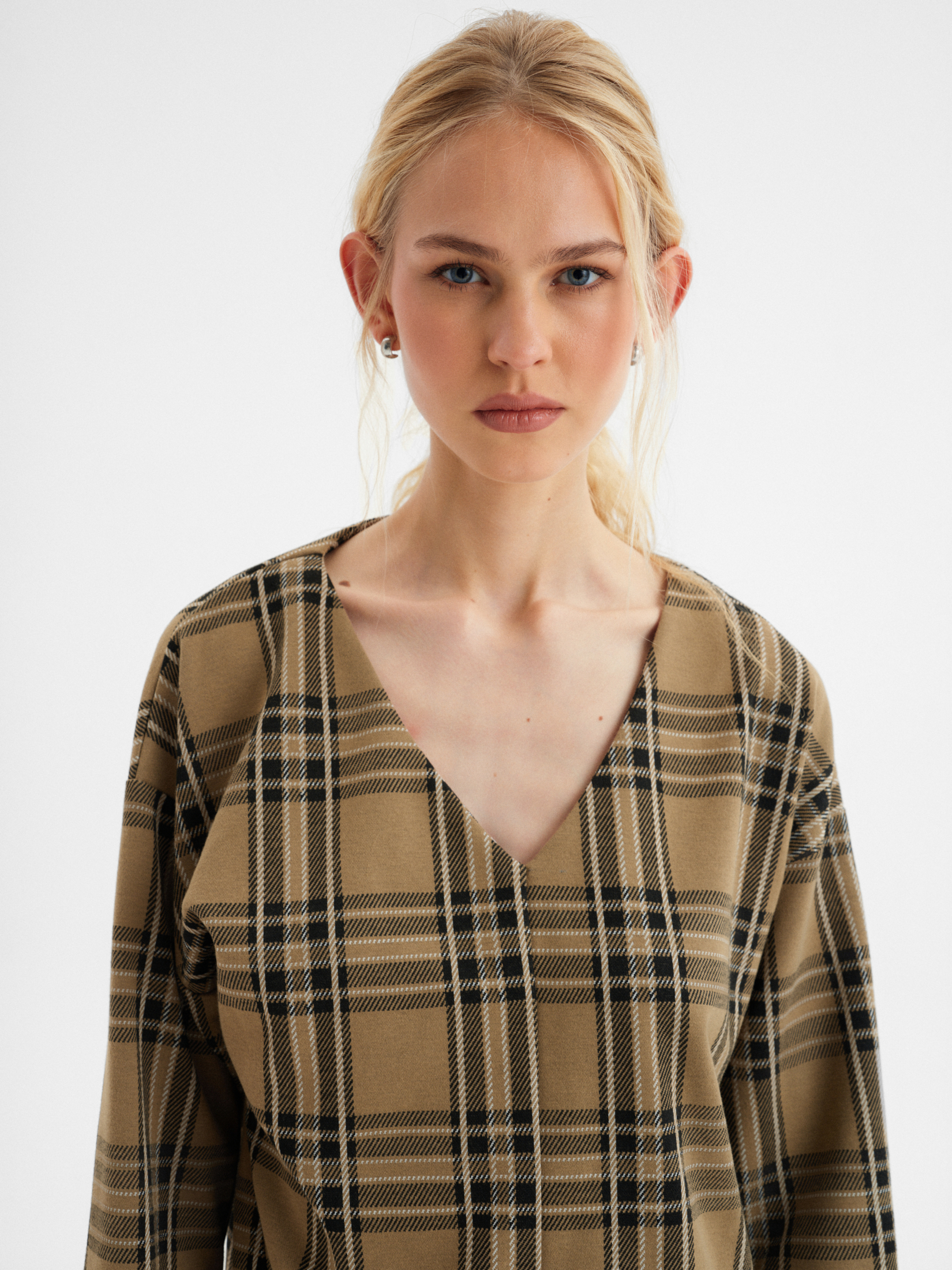 Luźna bluza z nadrukiem w kratę 