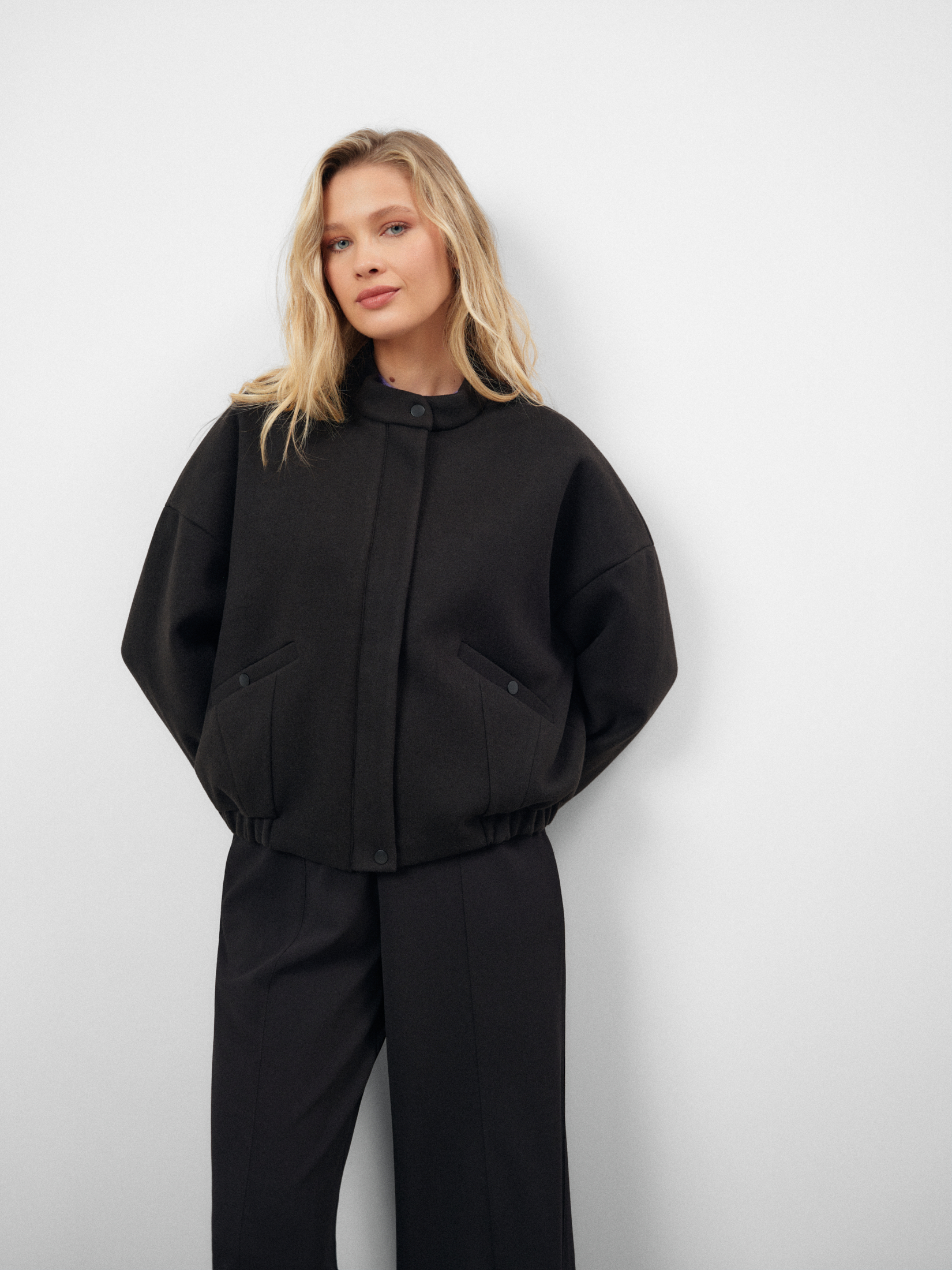 Czarna kurtka typu bomber 