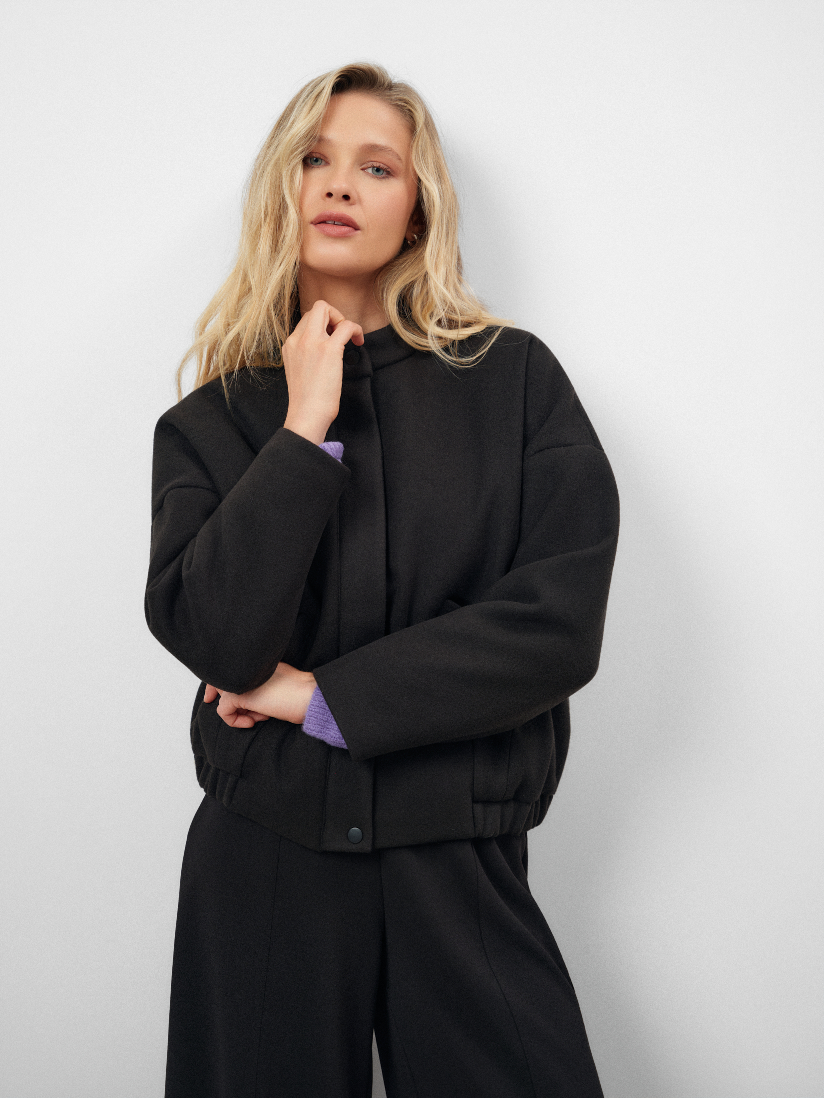 Czarna kurtka typu bomber 