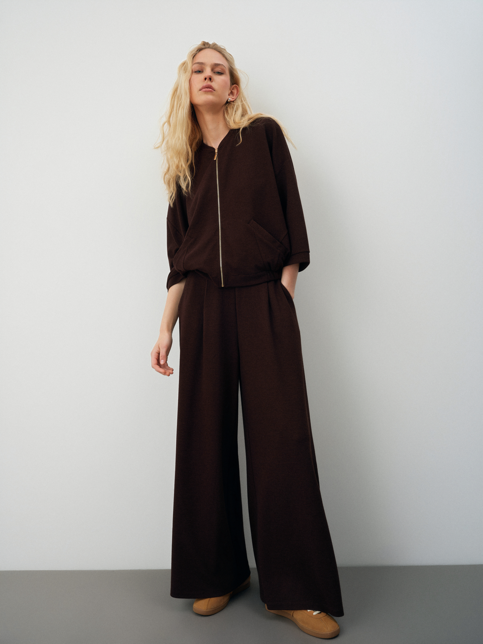 Ciemnobrązowa kurtka typu bombka 