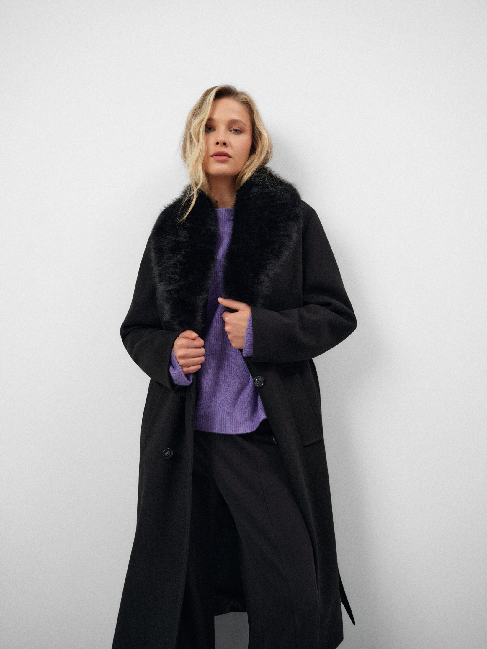 Czarny płaszcz z kożuszkiem 