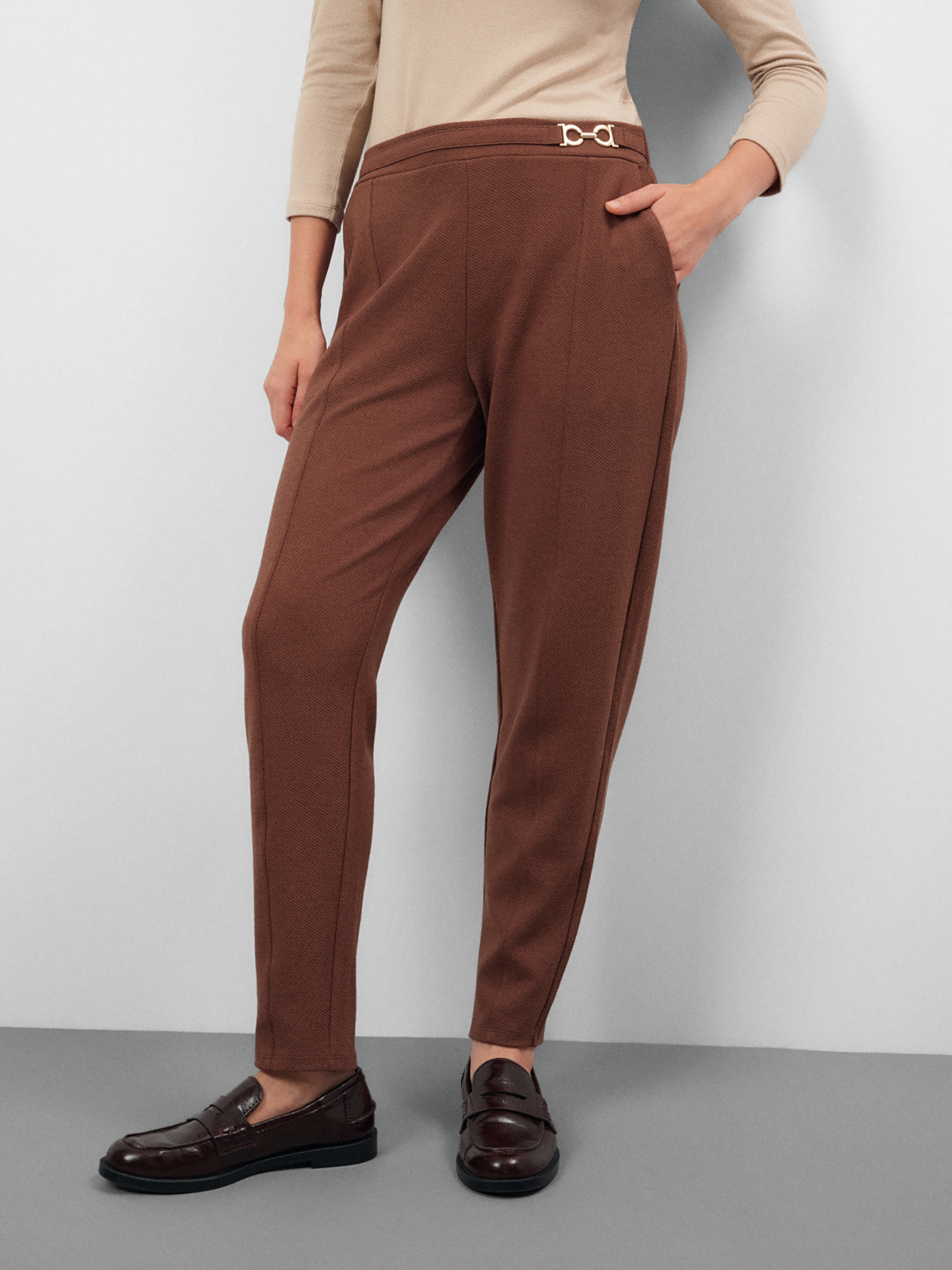 Brązowe spodnie typu cygaretki 