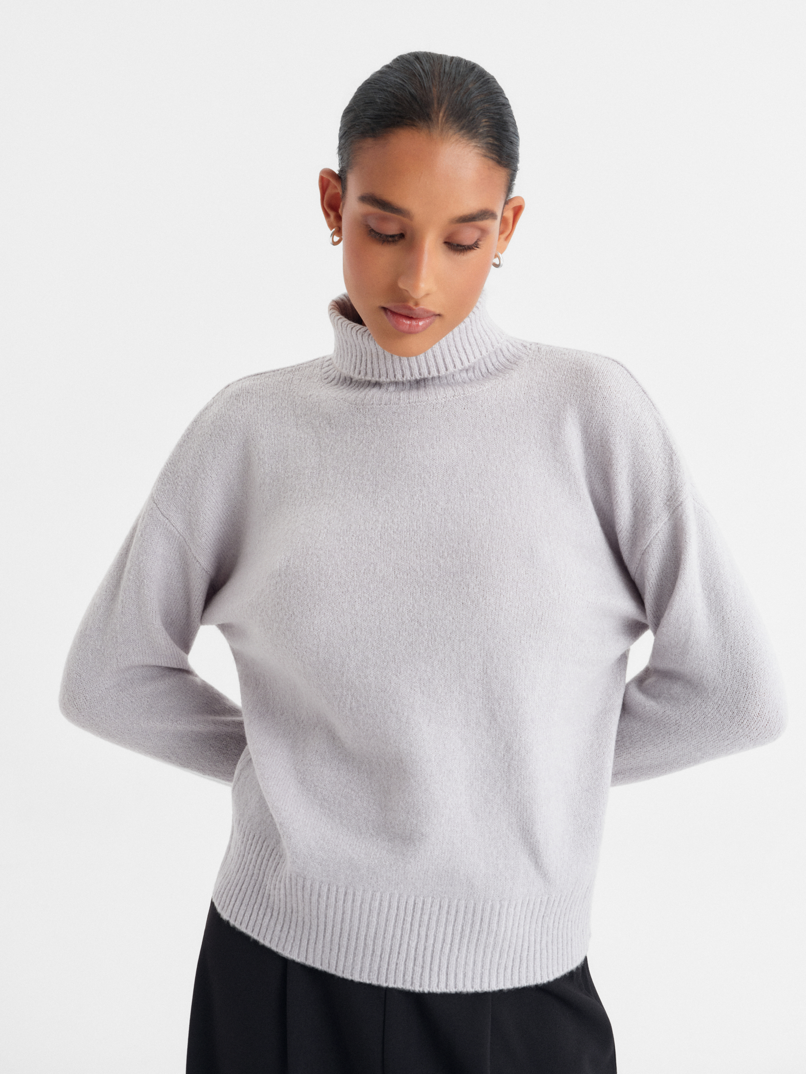 Jasnoszary sweter z golfem 