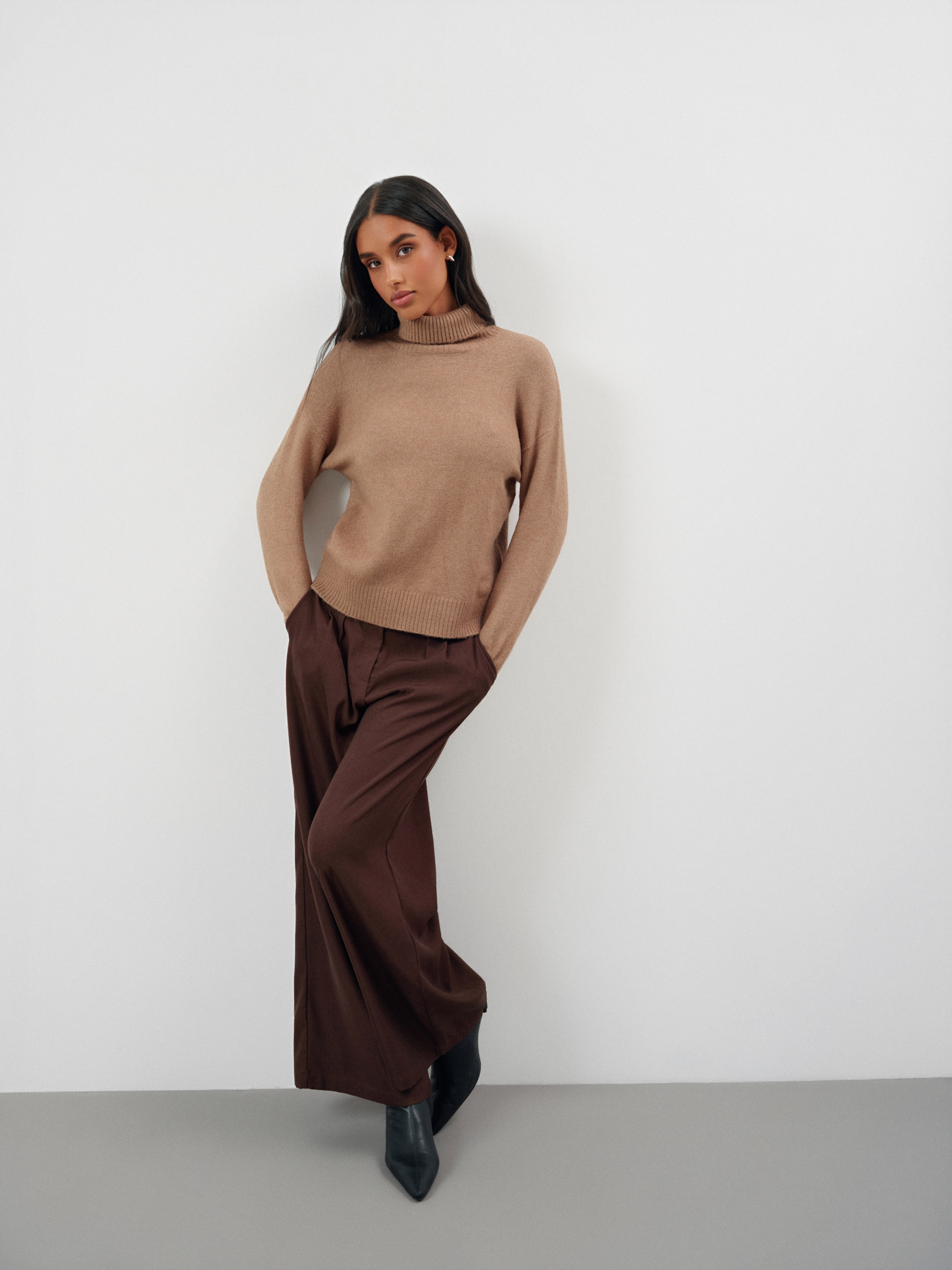 Beżowy sweter z golfem 