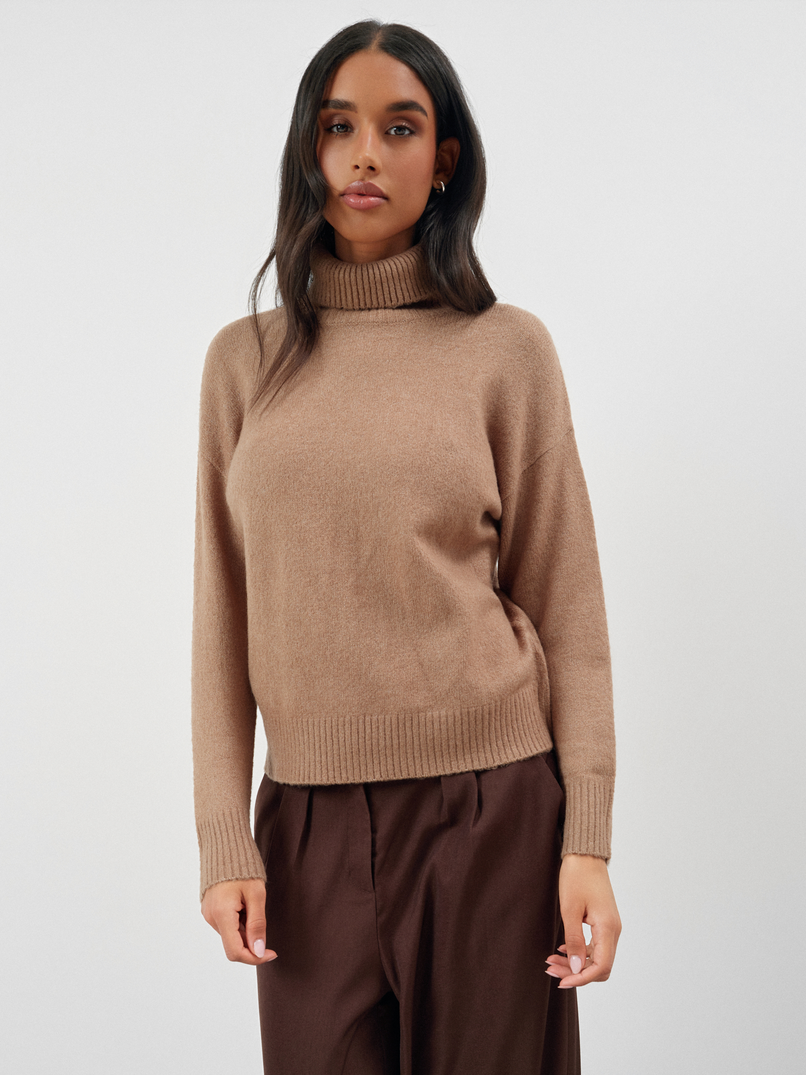 Beżowy sweter z golfem 