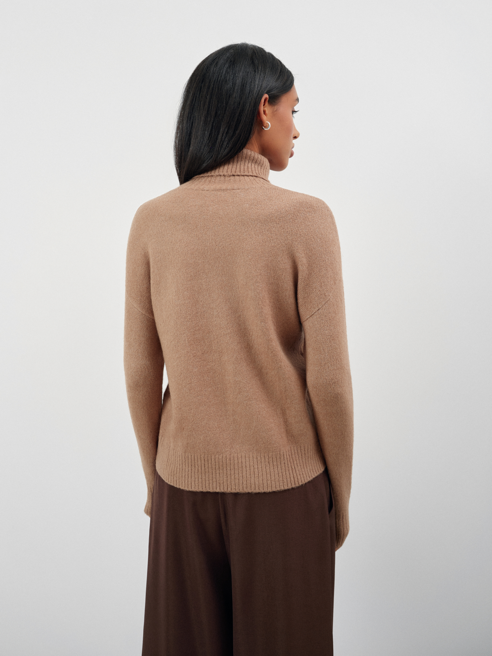 Beżowy sweter z golfem 