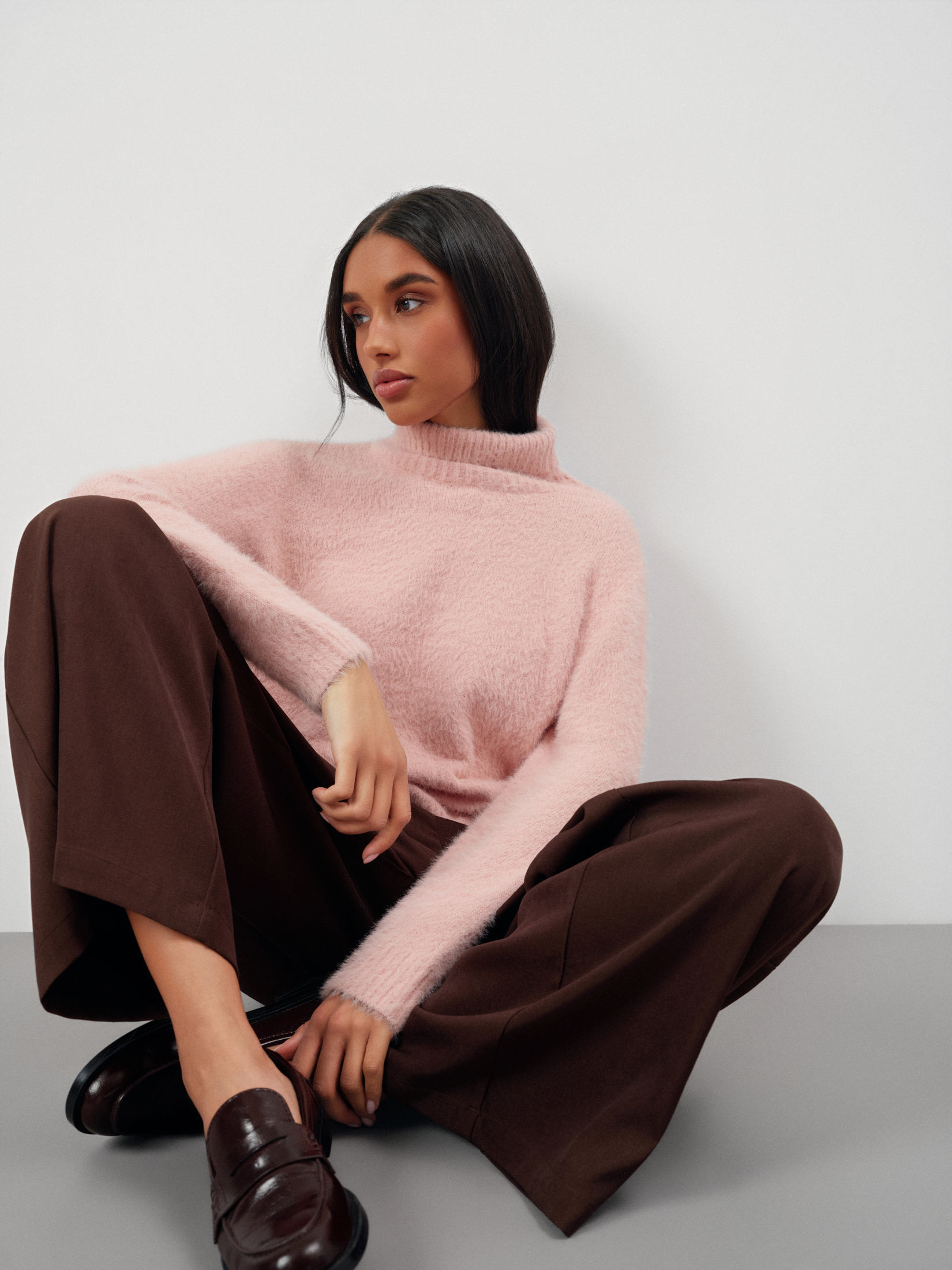 Sweter z golfem w kolorze pastelowego różu 