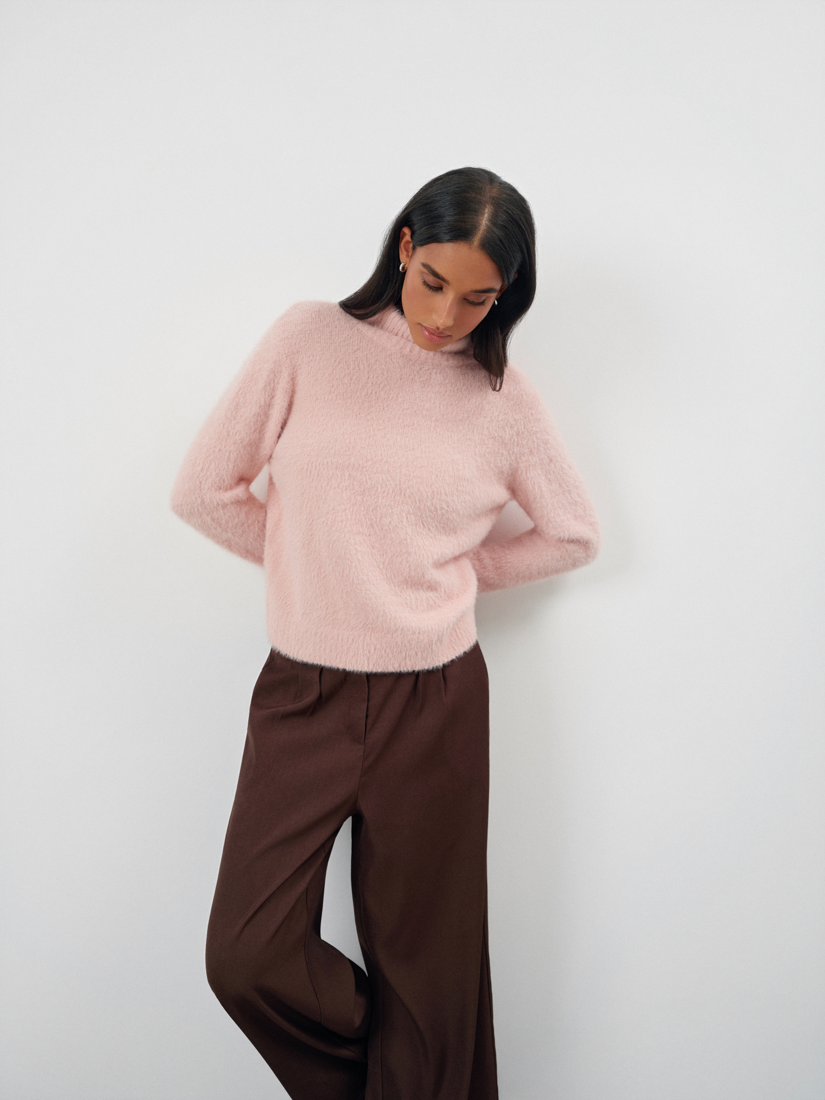 Sweter z golfem w kolorze pastelowego różu 