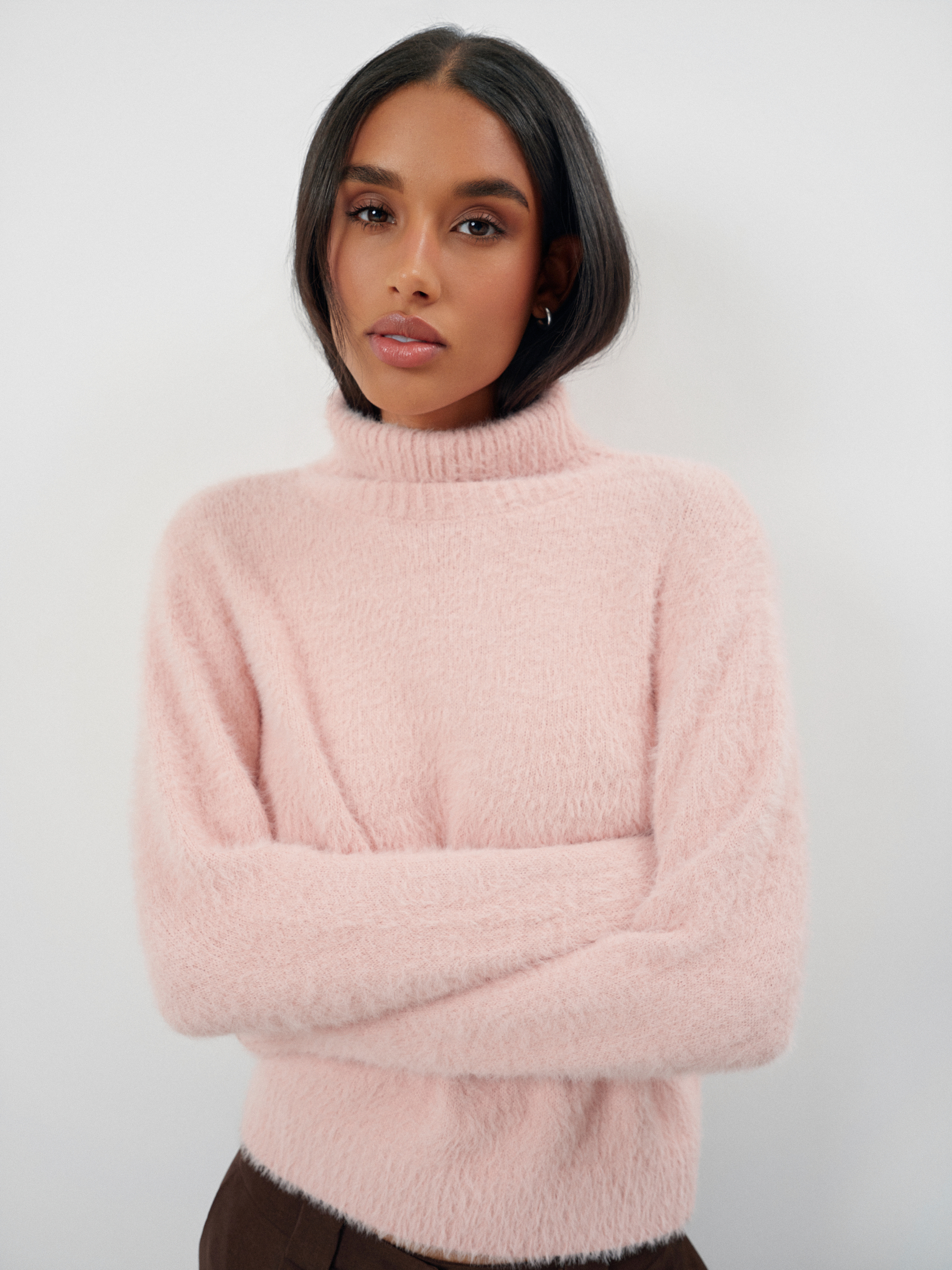 Sweter z golfem w kolorze pastelowego różu 