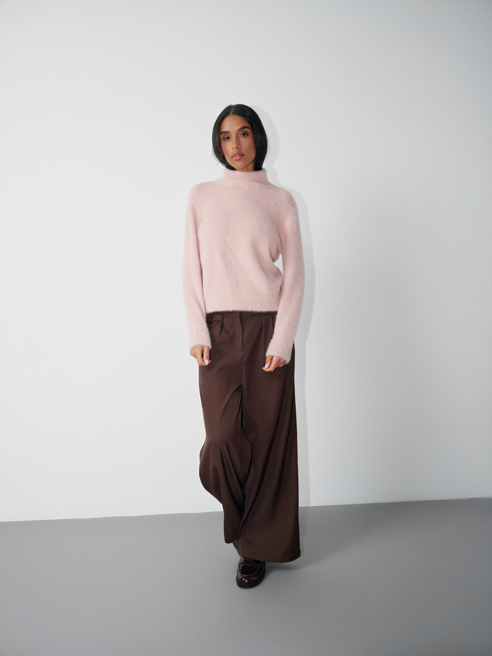 Sweter z golfem w kolorze pastelowego różu 