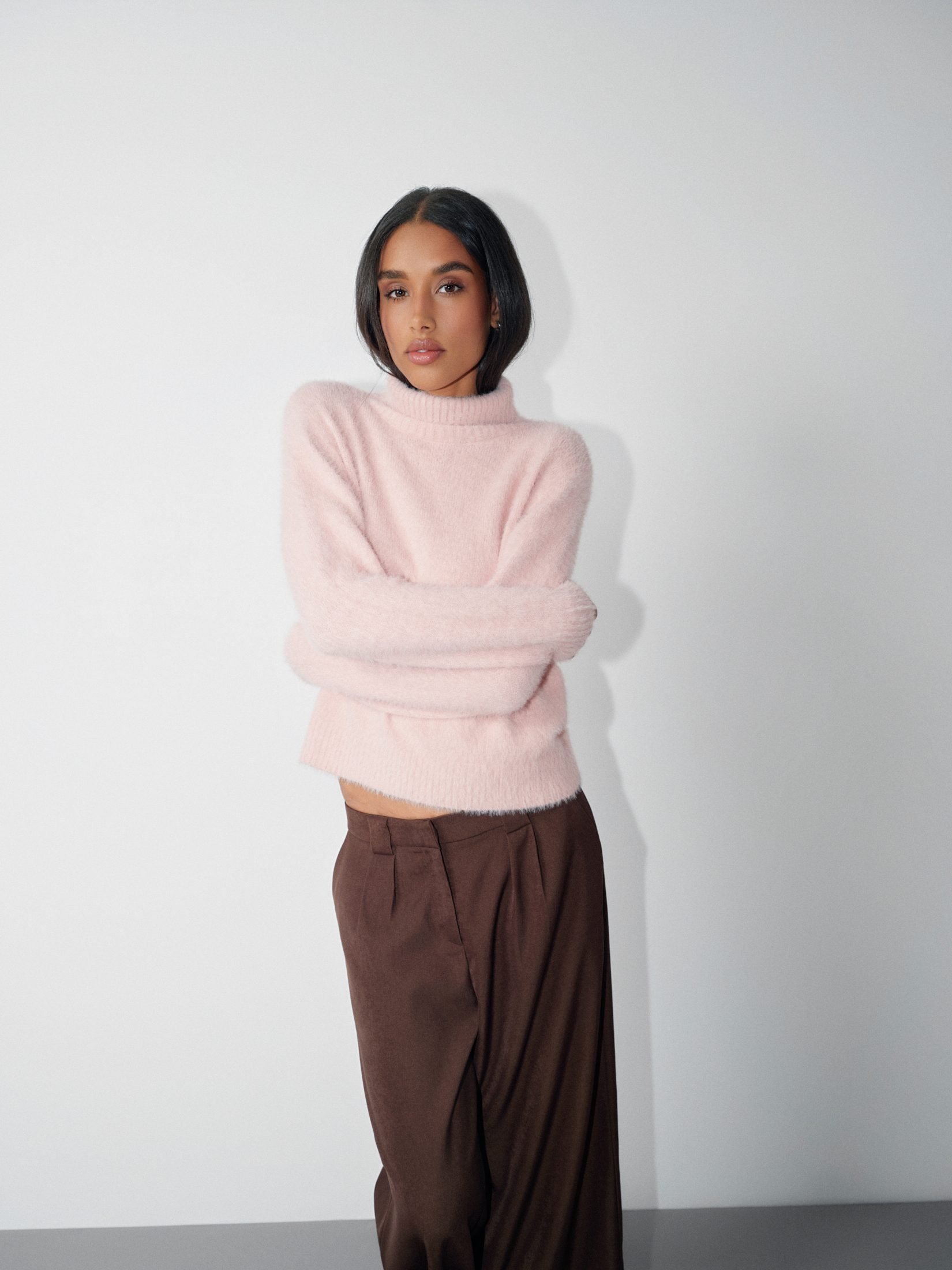 Sweter z golfem w kolorze pastelowego różu 